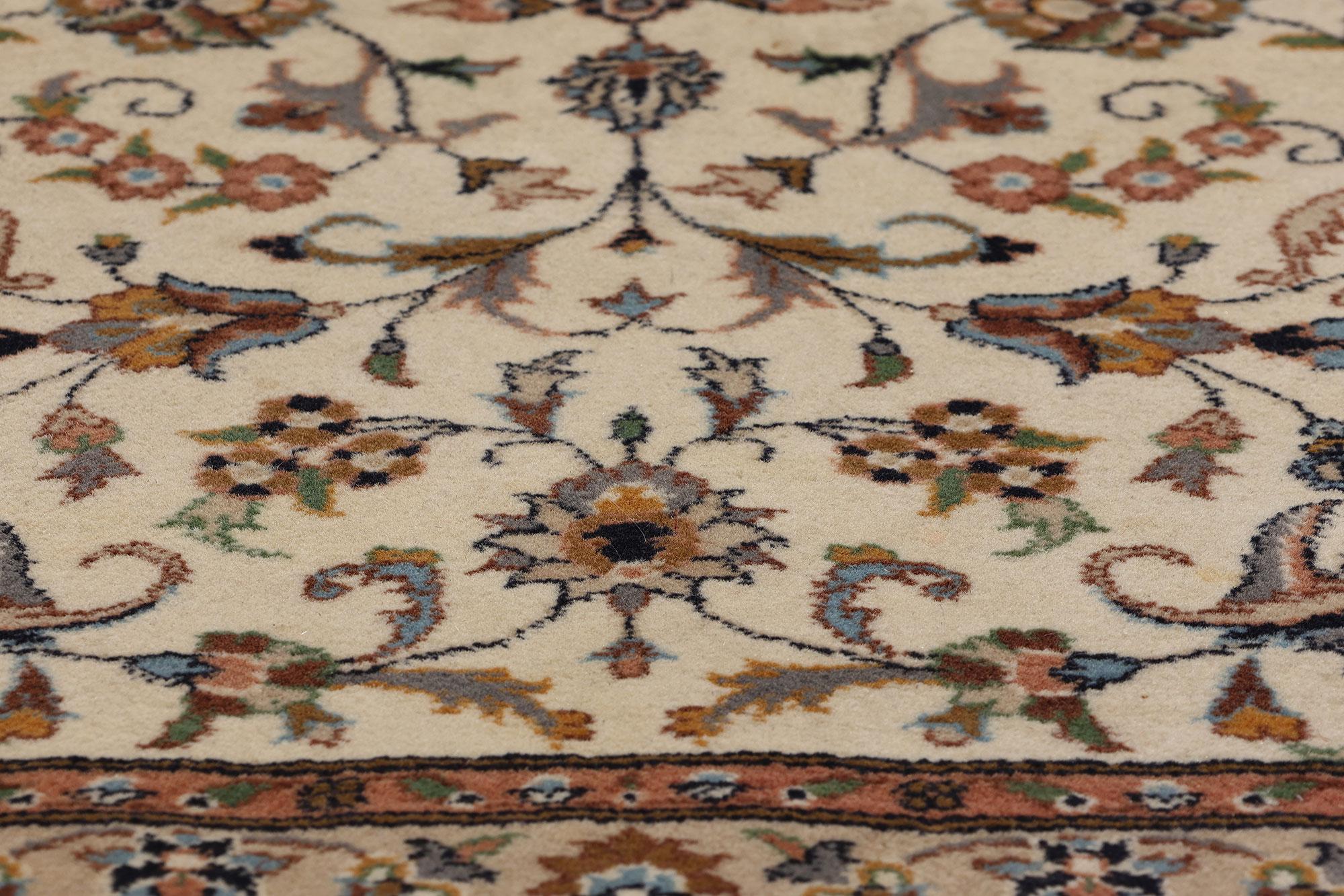 Indischer Kashan-Teppich im Vintage-Stil, zeitlose Eleganz trifft auf traditionelle Sensibilität im Zustand „Gut“ im Angebot in Dallas, TX