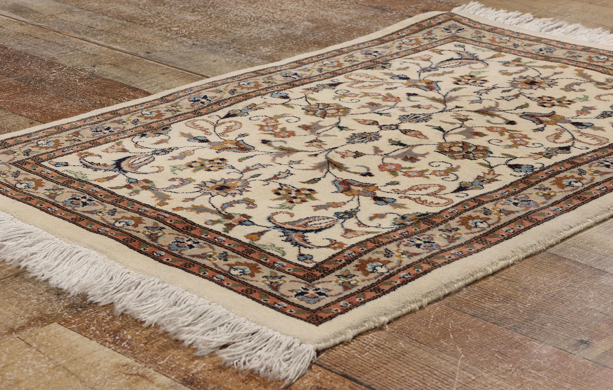 Indischer Kashan-Teppich im Vintage-Stil, zeitlose Eleganz trifft auf traditionelle Sensibilität (Wolle) im Angebot