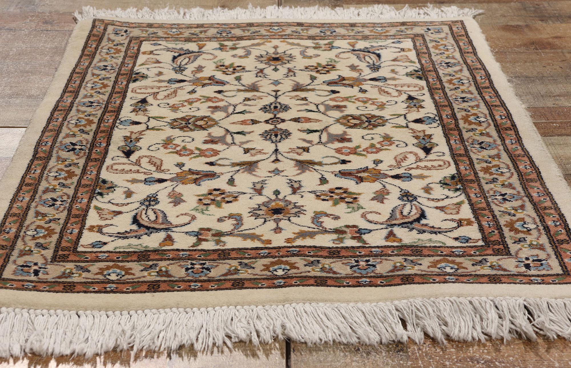 Indischer Kashan-Teppich im Vintage-Stil, zeitlose Eleganz trifft auf traditionelle Sensibilität im Angebot 1