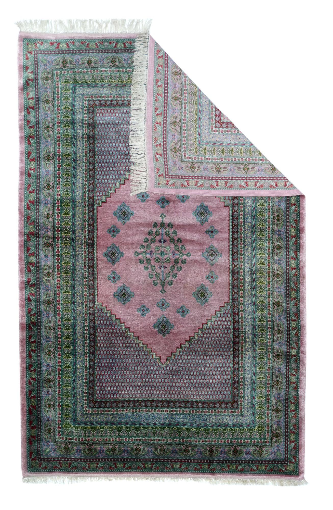 Vintage Indian Kashmiri Teppich misst 4'1'' x 6'3''. Dieser fein geknüpfte Streuteppich in gutem Zustand zeigt eine perlmuttartige Farbpalette aus Sandbeige, Hellblau, Hellbraun und Blassgrün. Der Stil ist im Wesentlichen anatolisch, aber verfeinert