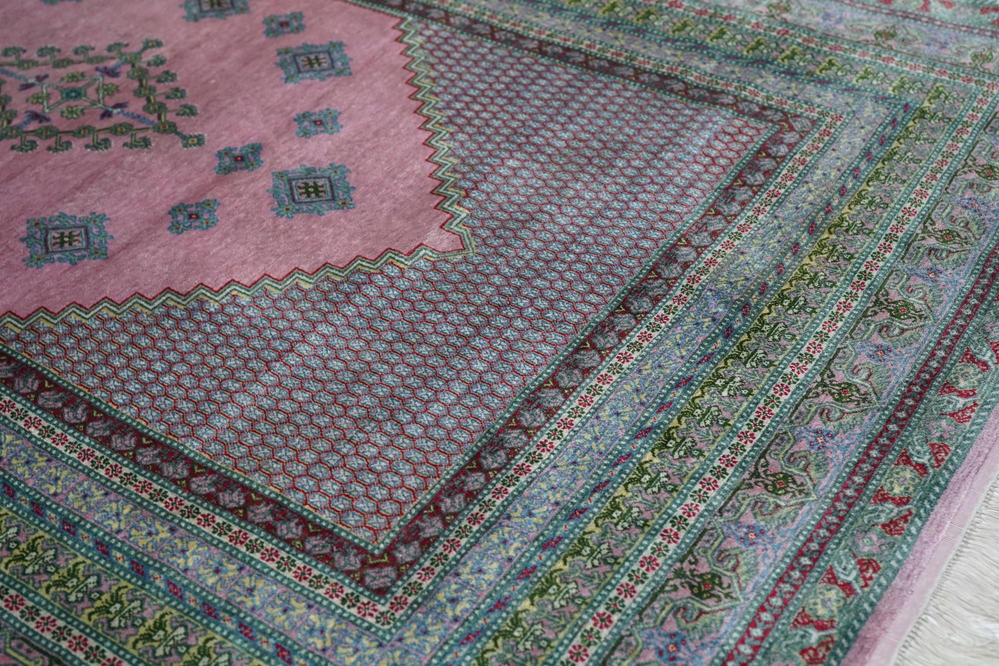 Fine Vintage Kashmiri Silk Rug 4'1'' x 6'3'' For Sale 1