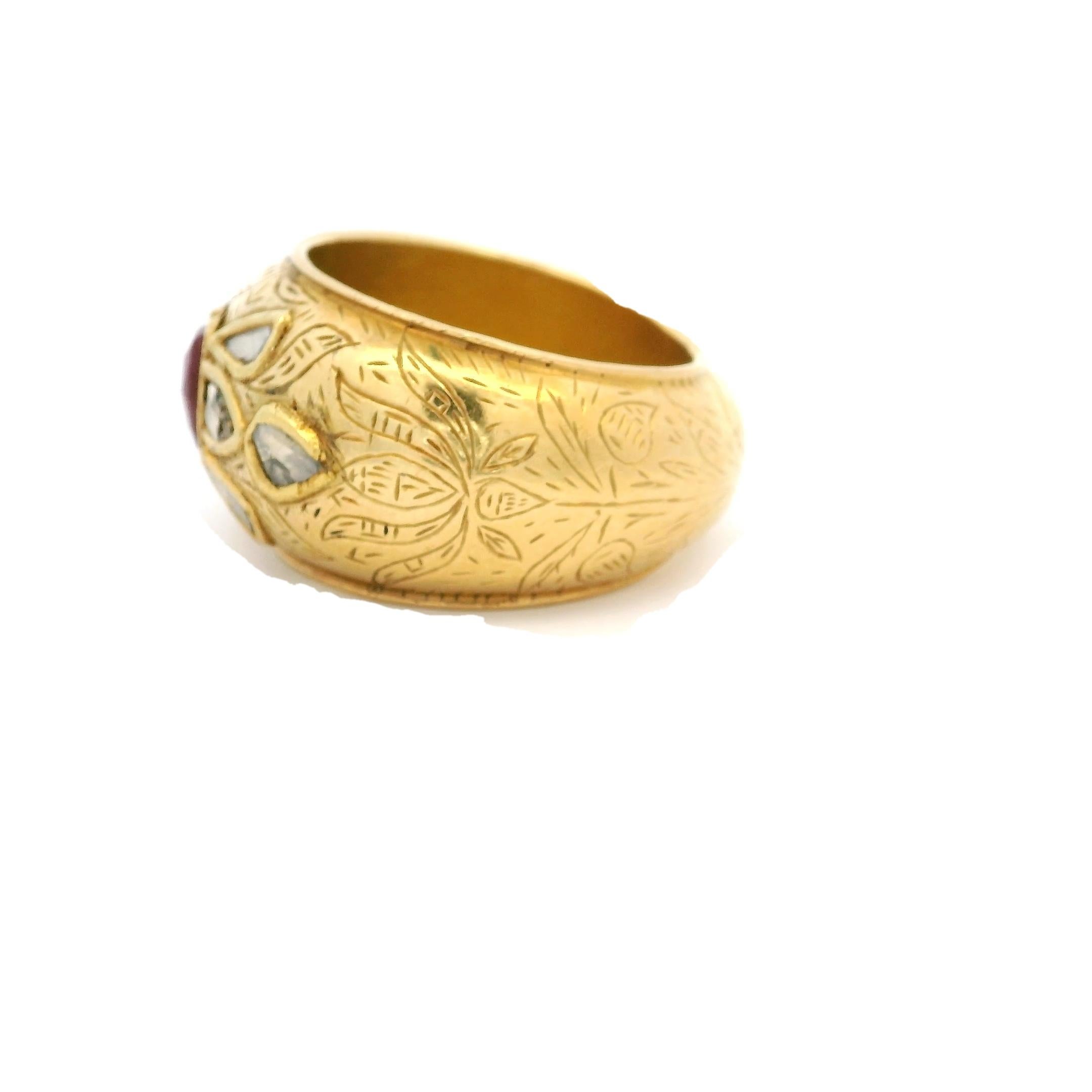 Vintage Indian Kundan 18K Gold Ring with 1ct Ruby and 1.8ct Rose-Cut Diamonds (bague indienne en or 18 carats avec un rubis de 1 carat et des diamants taillés en rose de 1,8 carat) Unisexe en vente