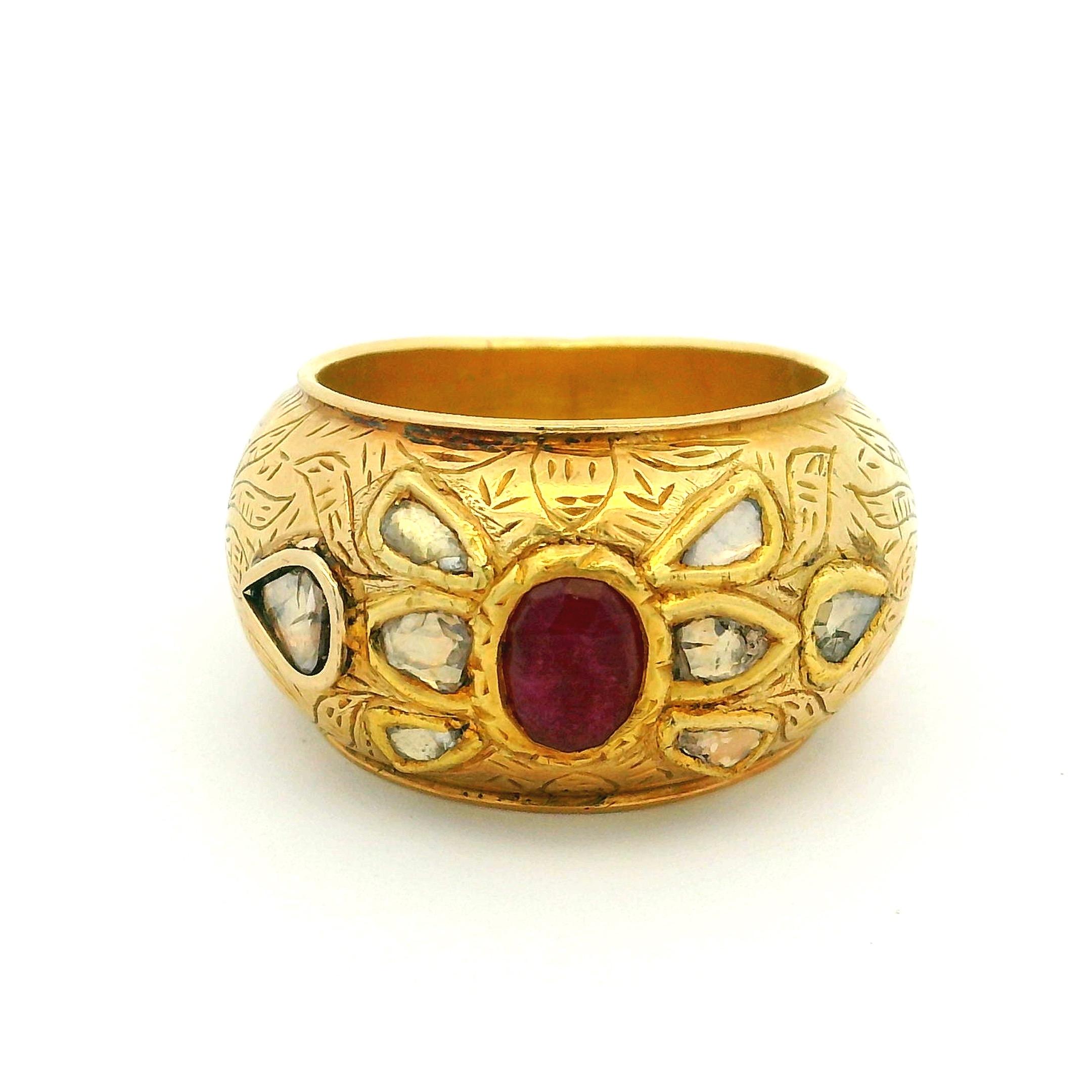 Vintage Indian Kundan 18K Gold Ring with 1ct Ruby and 1.8ct Rose-Cut Diamonds (bague indienne en or 18 carats avec un rubis de 1 carat et des diamants taillés en rose de 1,8 carat) Unisexe en vente