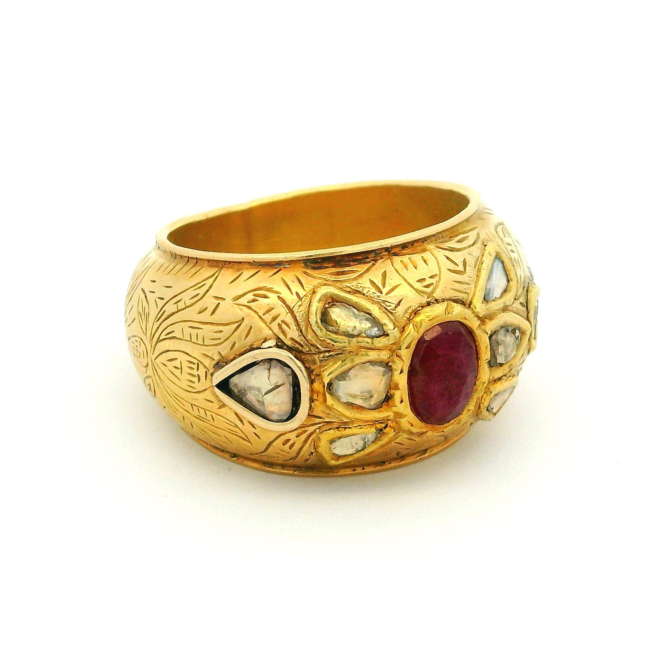 Vintage Indian Kundan 18K Gold Ring with 1ct Ruby and 1.8ct Rose-Cut Diamonds (bague indienne en or 18 carats avec un rubis de 1 carat et des diamants taillés en rose de 1,8 carat) en vente 1