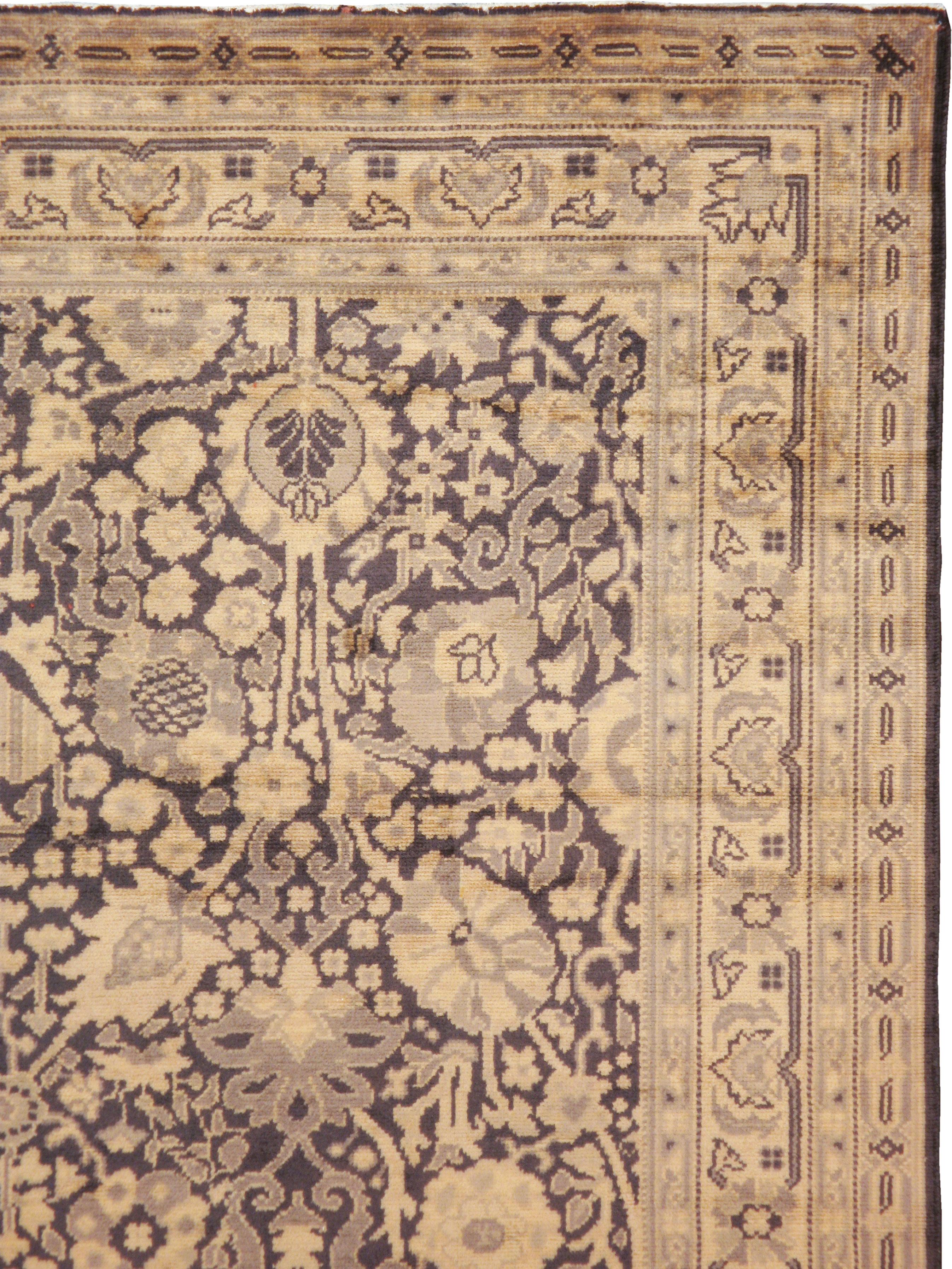 Un tapis indien Lahore vintage du milieu du 20e siècle.
