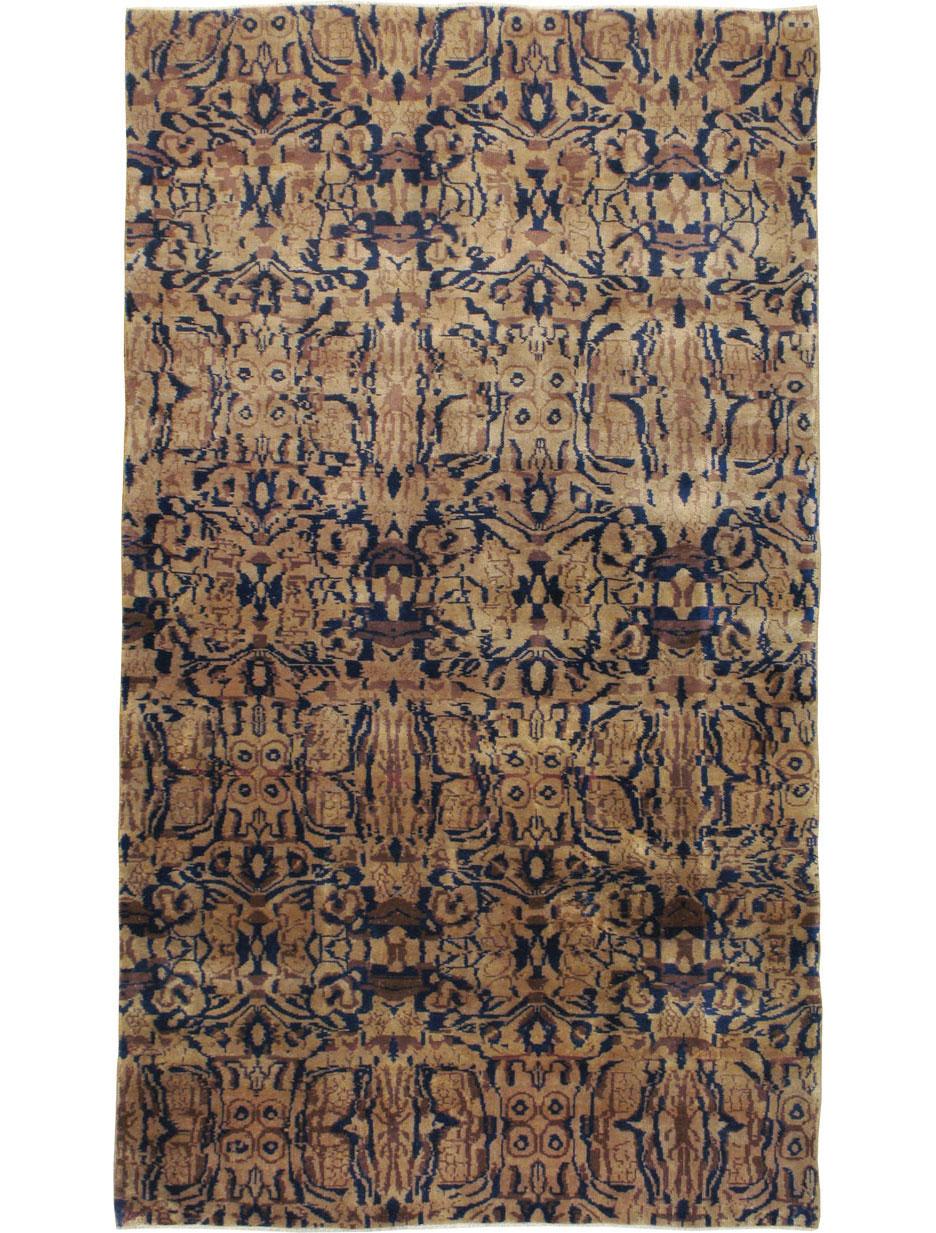 A vintage Indian Lahore carpet from the second quarter of the 20th century.