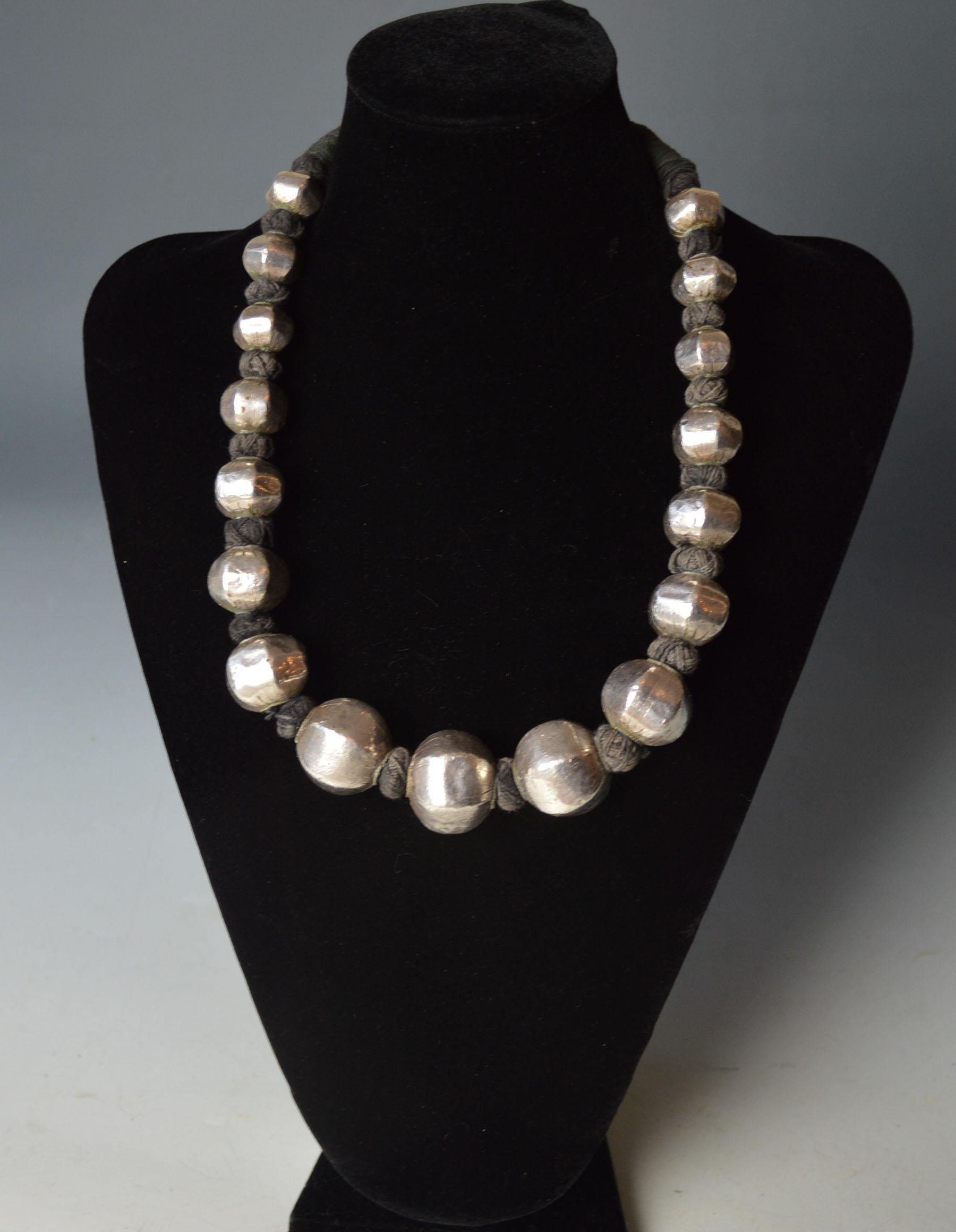 Indien Vintage  Collier indien de grandes perles d'argent Darjeeling Tribal en vente