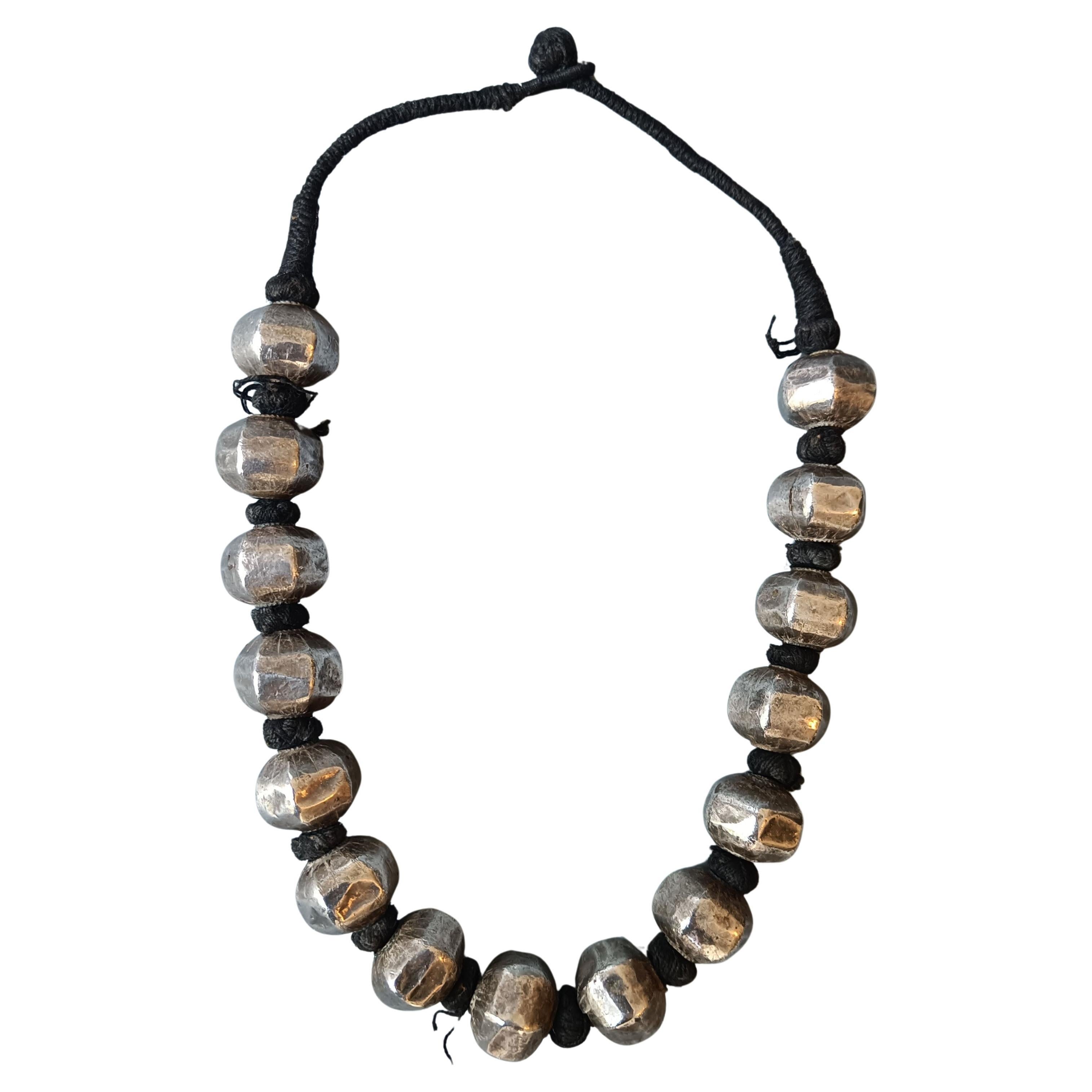 Vintage  Collier indien de grandes perles d'argent Darjeeling Tribal