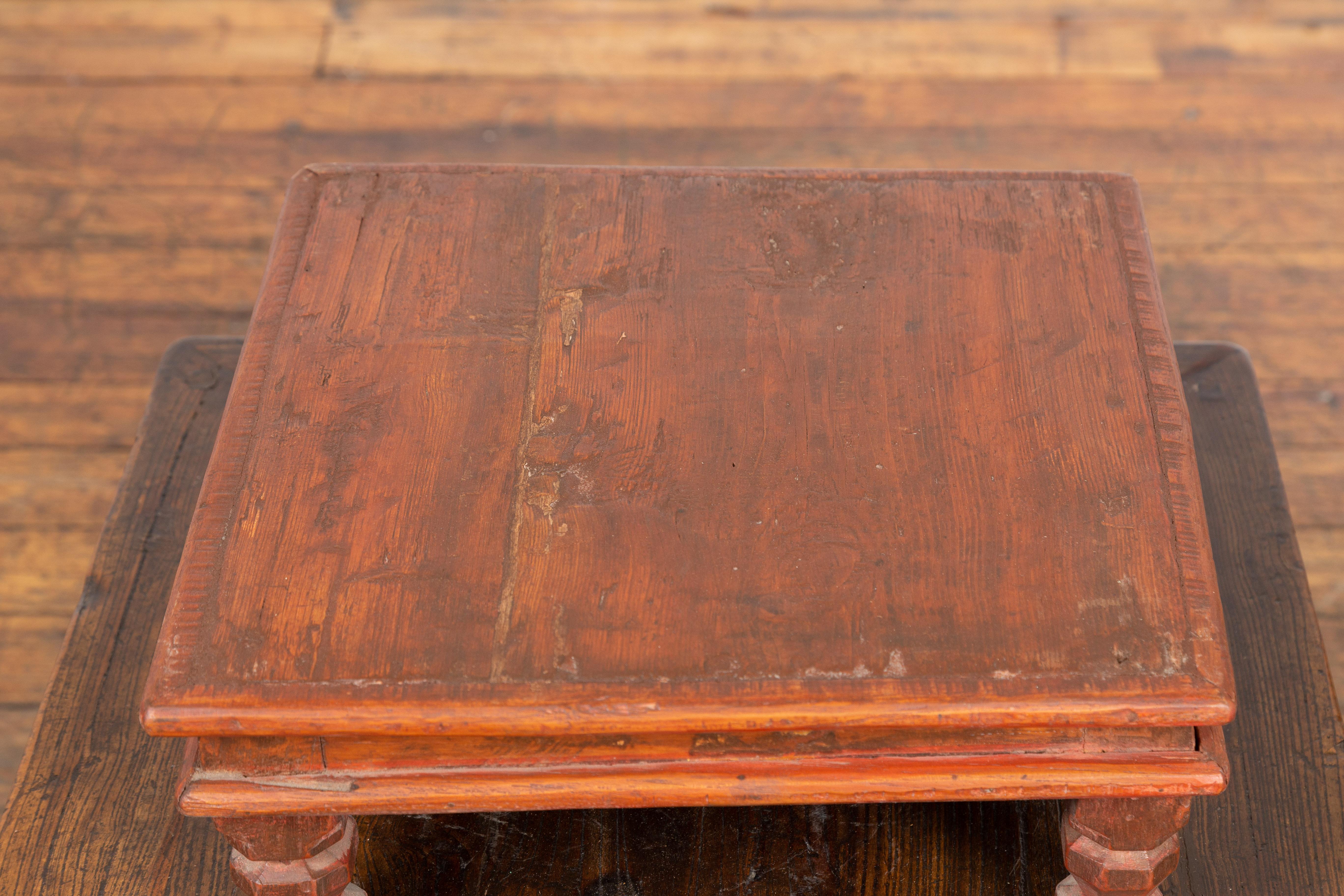 Vieux support de table de prière indien en bois bas avec pieds angulaires sculptés en vente 2