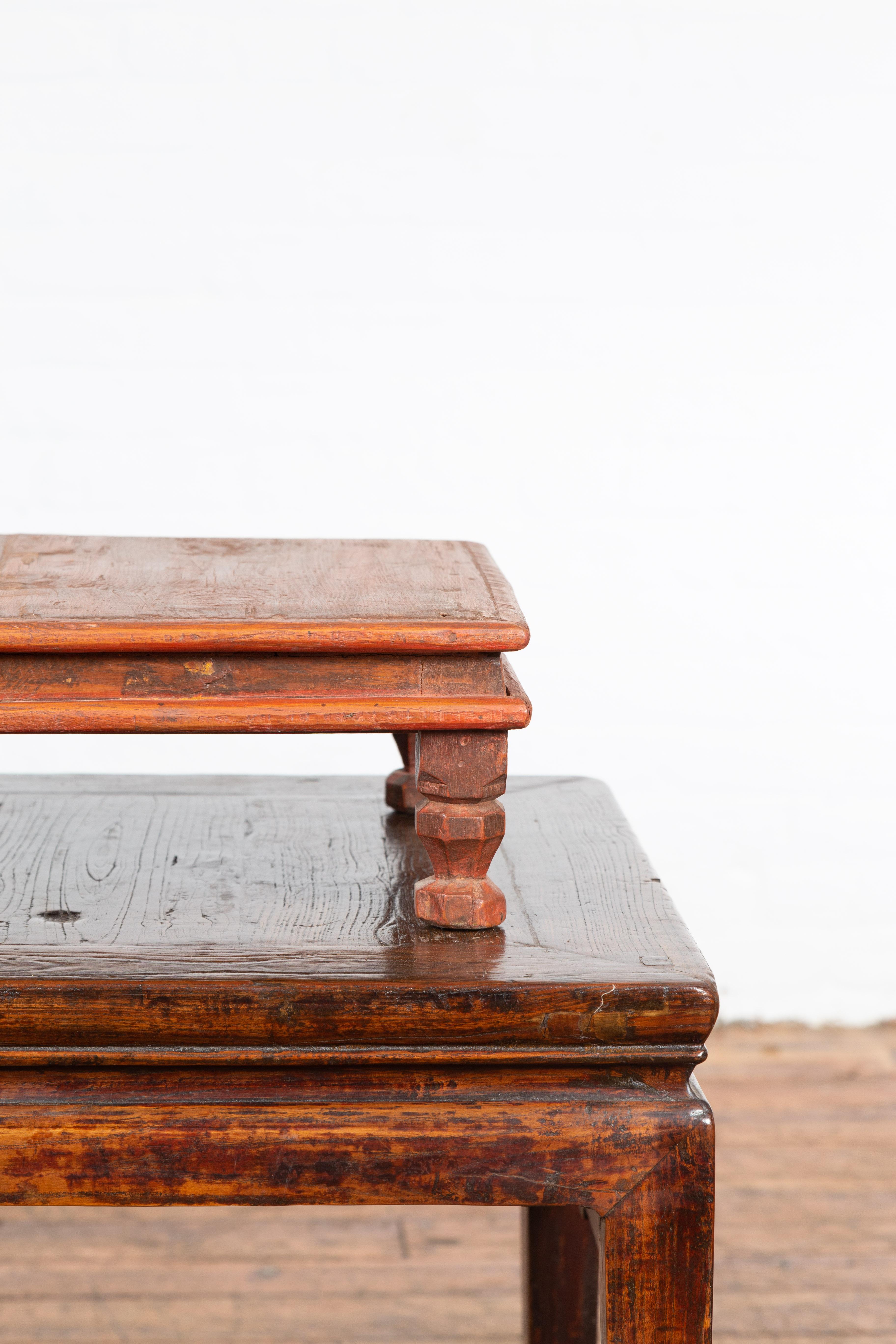 Vieux support de table de prière indien en bois bas avec pieds angulaires sculptés en vente 2