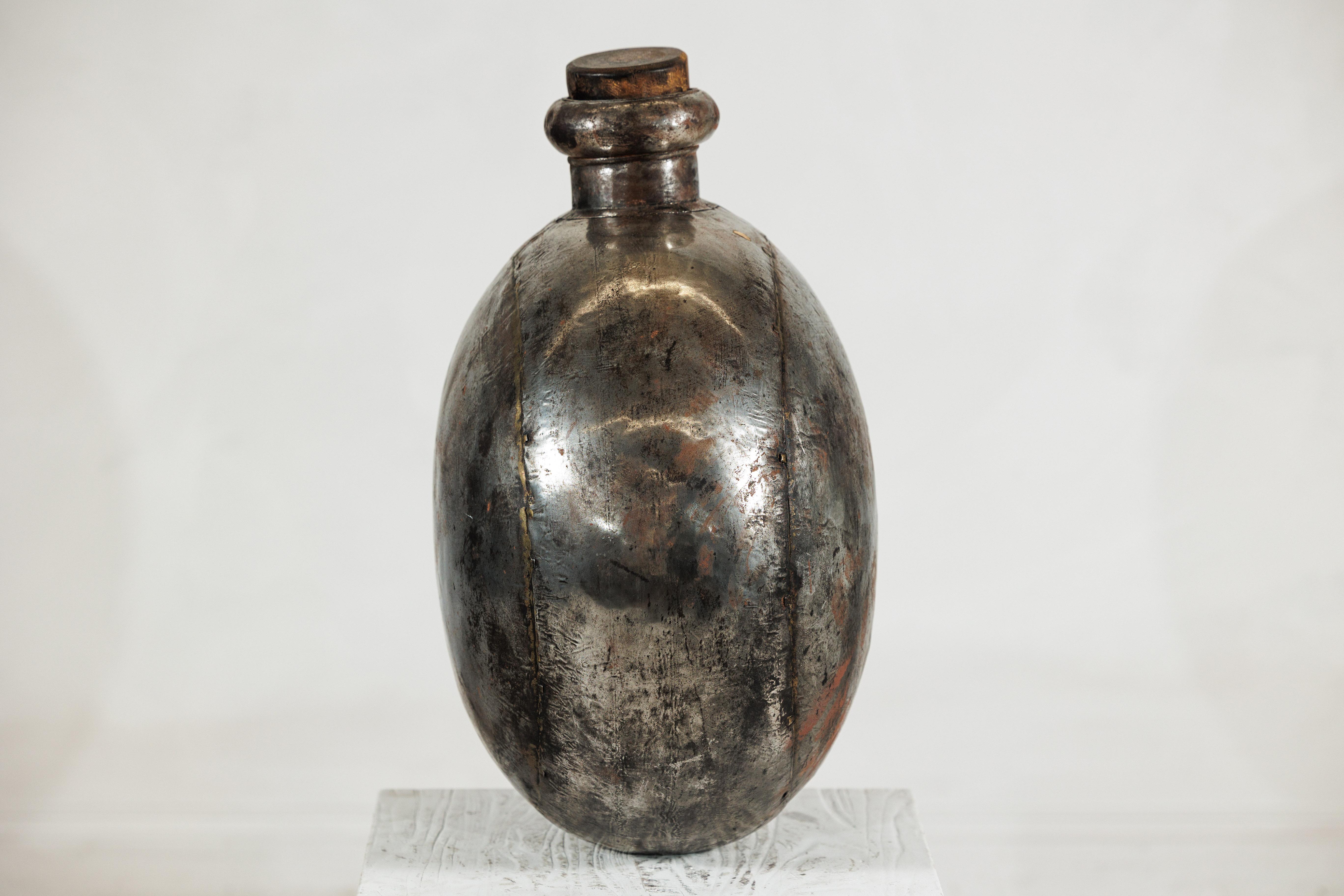 Vaso d'acqua indiano d'epoca in metallo con corpo circolare e piano di sughero in legno in vendita 4