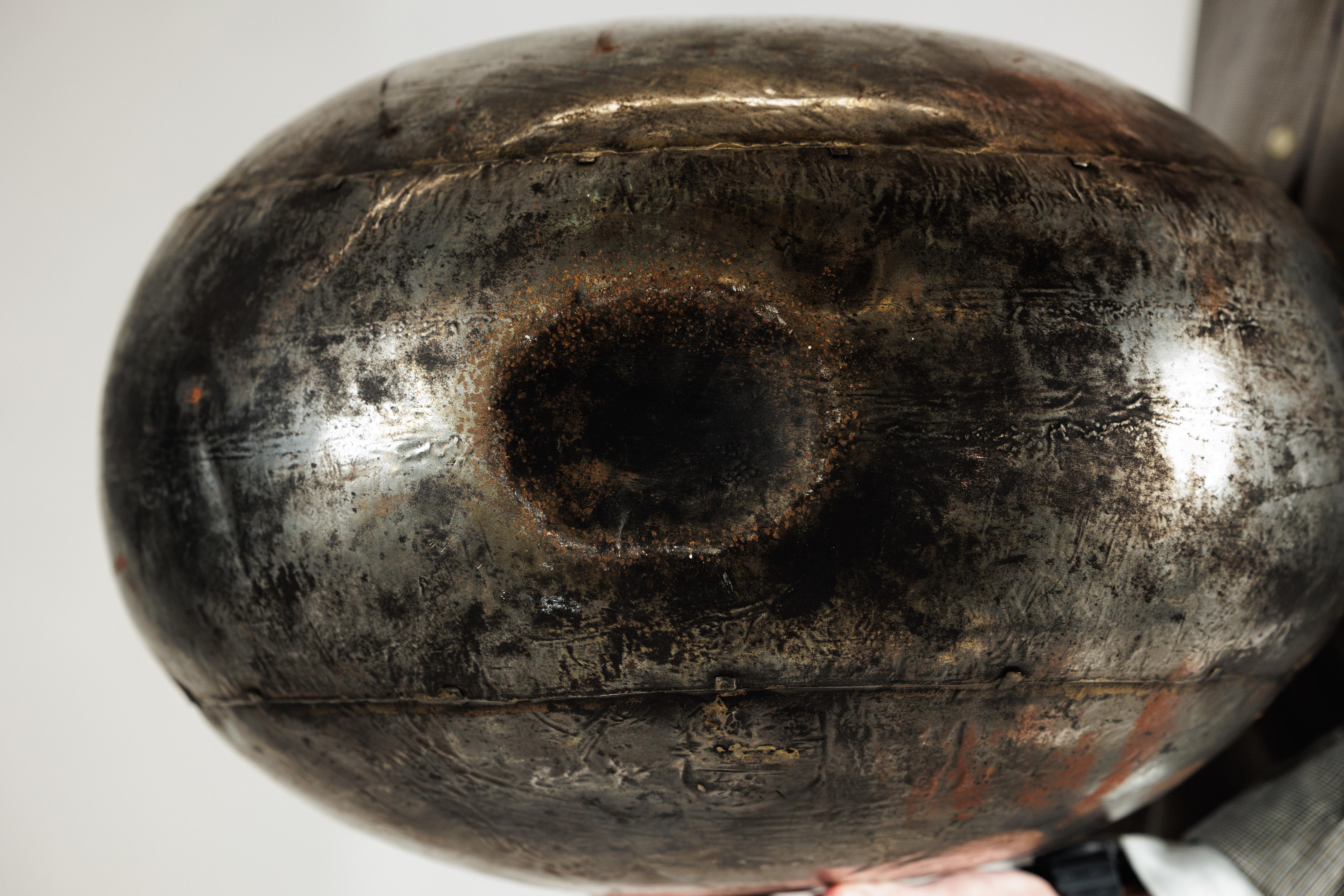 Vaso d'acqua indiano d'epoca in metallo con corpo circolare e piano di sughero in legno in vendita 5