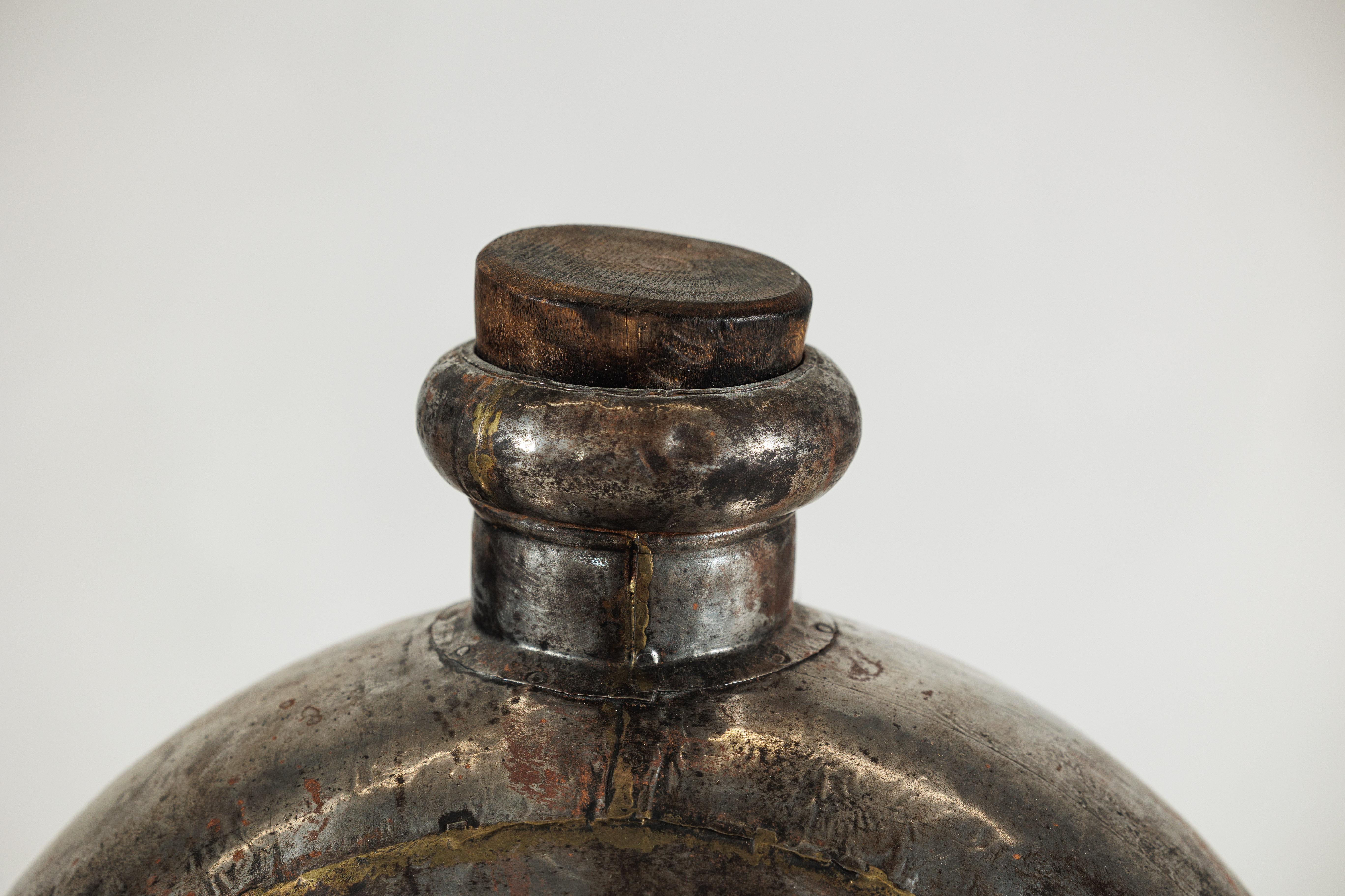 Vaso d'acqua indiano d'epoca in metallo con corpo circolare e piano di sughero in legno in vendita 6