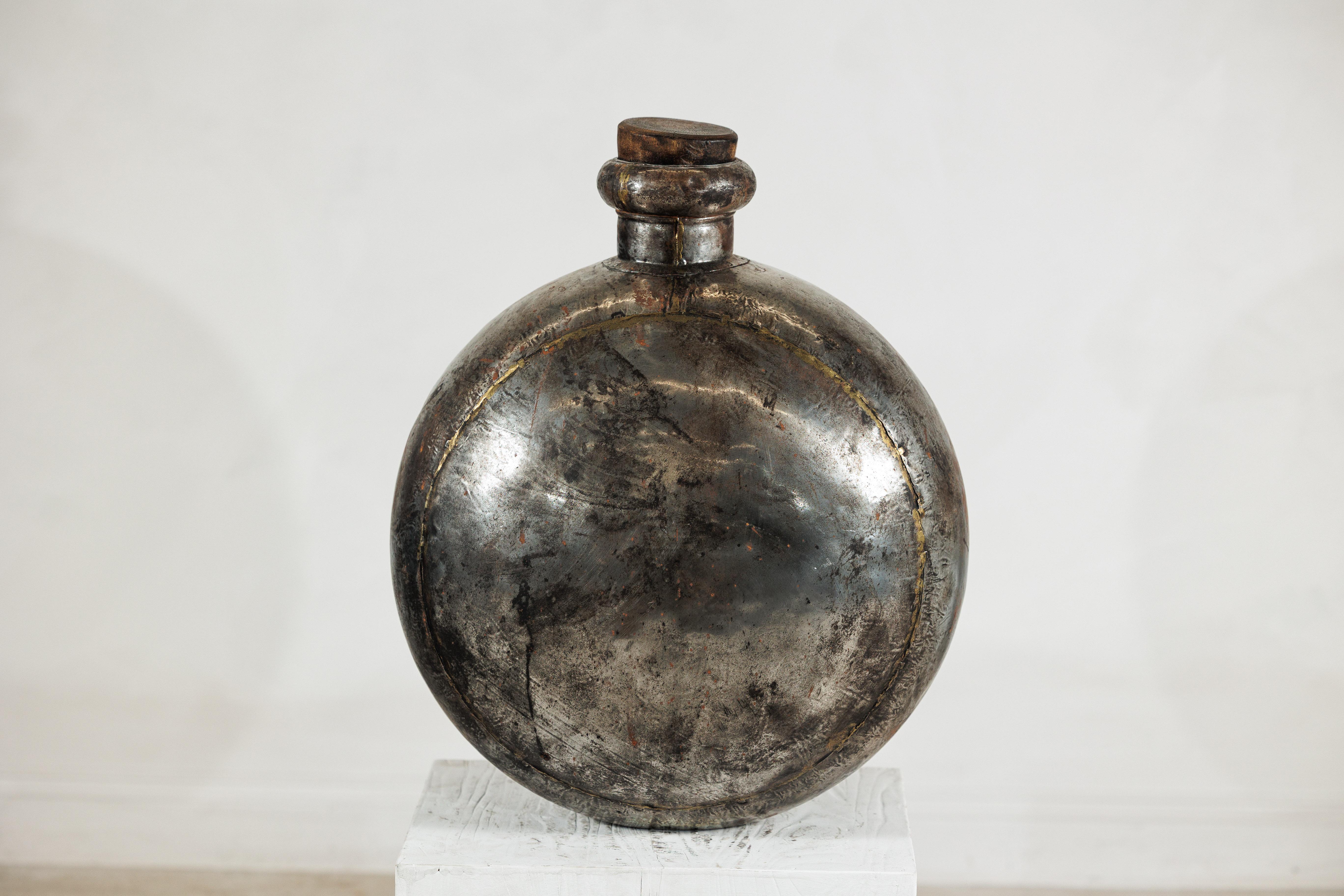 Vaso d'acqua indiano d'epoca in metallo con corpo circolare e piano di sughero in legno in vendita 7