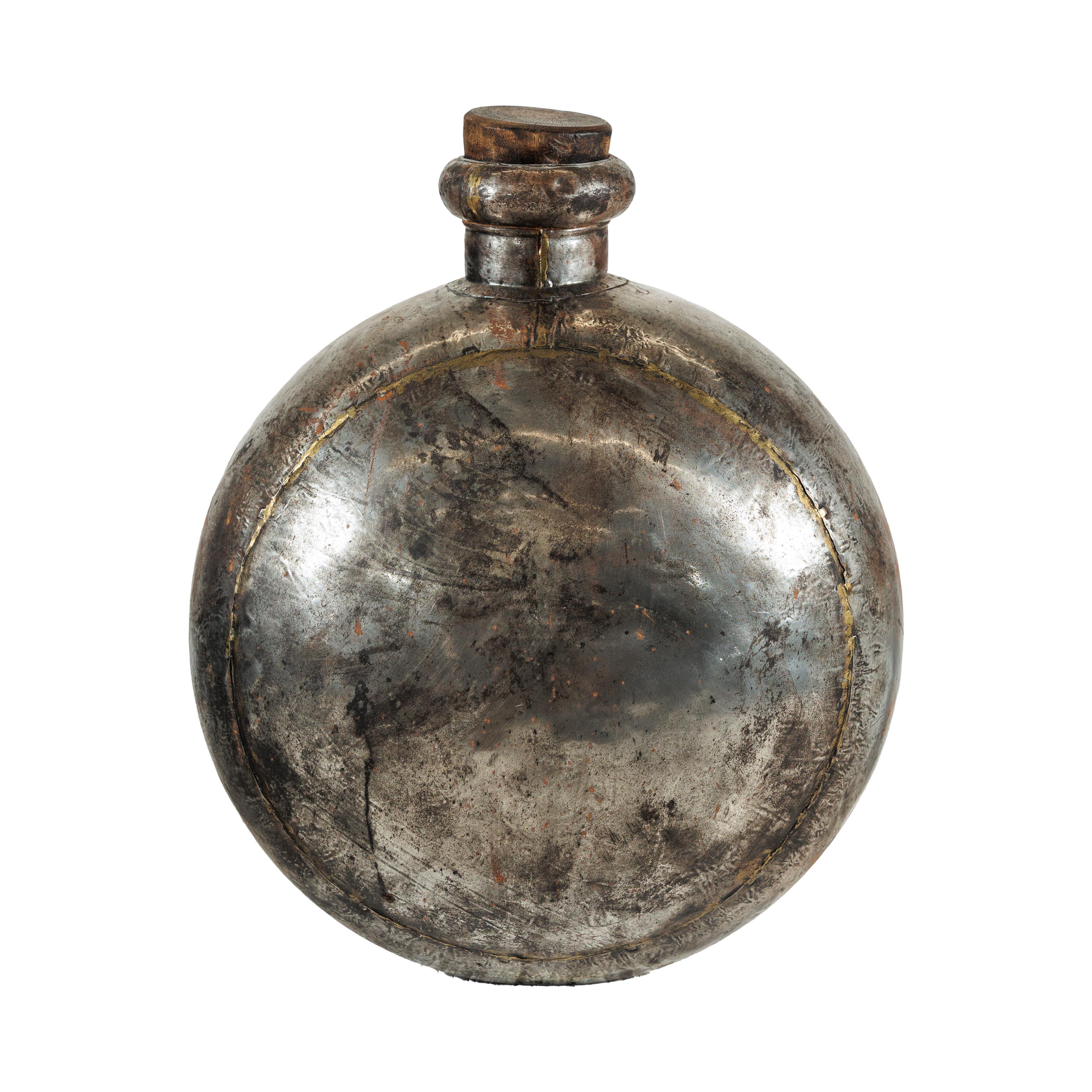 Vaso d'acqua indiano d'epoca in metallo con corpo circolare e piano di sughero in legno in vendita 8