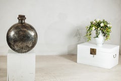 Vaso d'acqua indiano d'epoca in metallo con corpo circolare e piano di sughero in legno