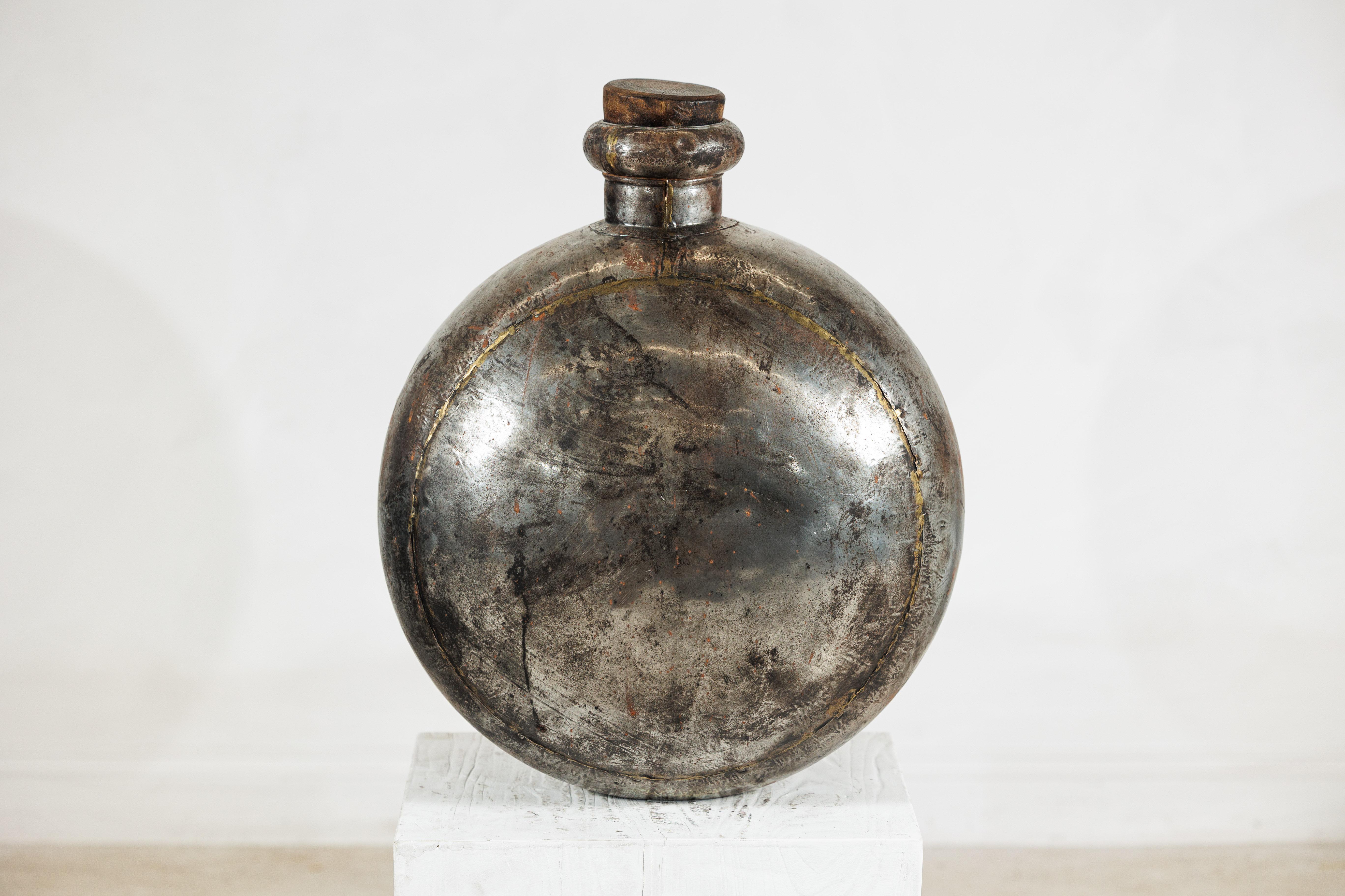 Indiano Vaso d'acqua indiano d'epoca in metallo con corpo circolare e piano di sughero in legno in vendita