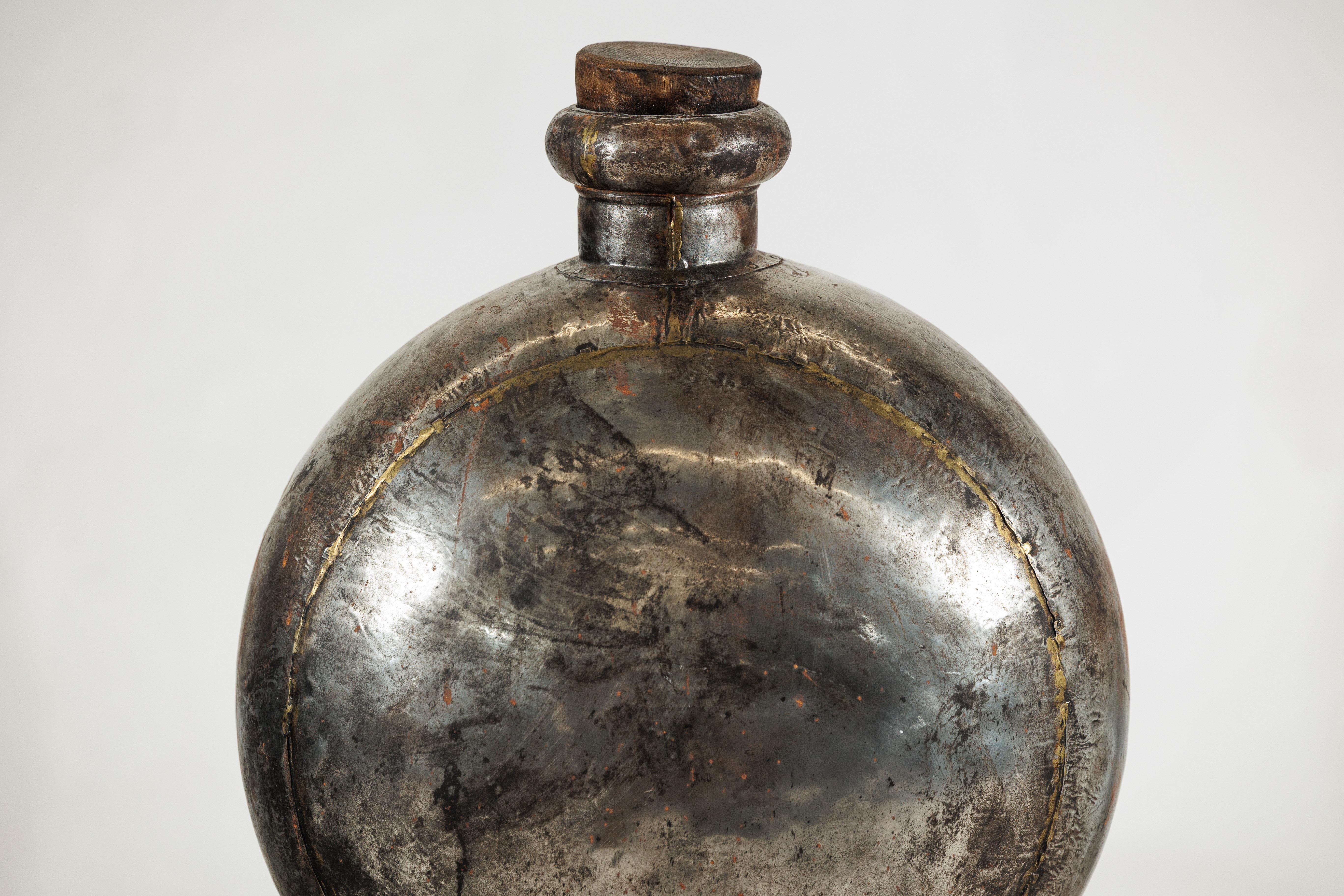 Patinato Vaso d'acqua indiano d'epoca in metallo con corpo circolare e piano di sughero in legno in vendita