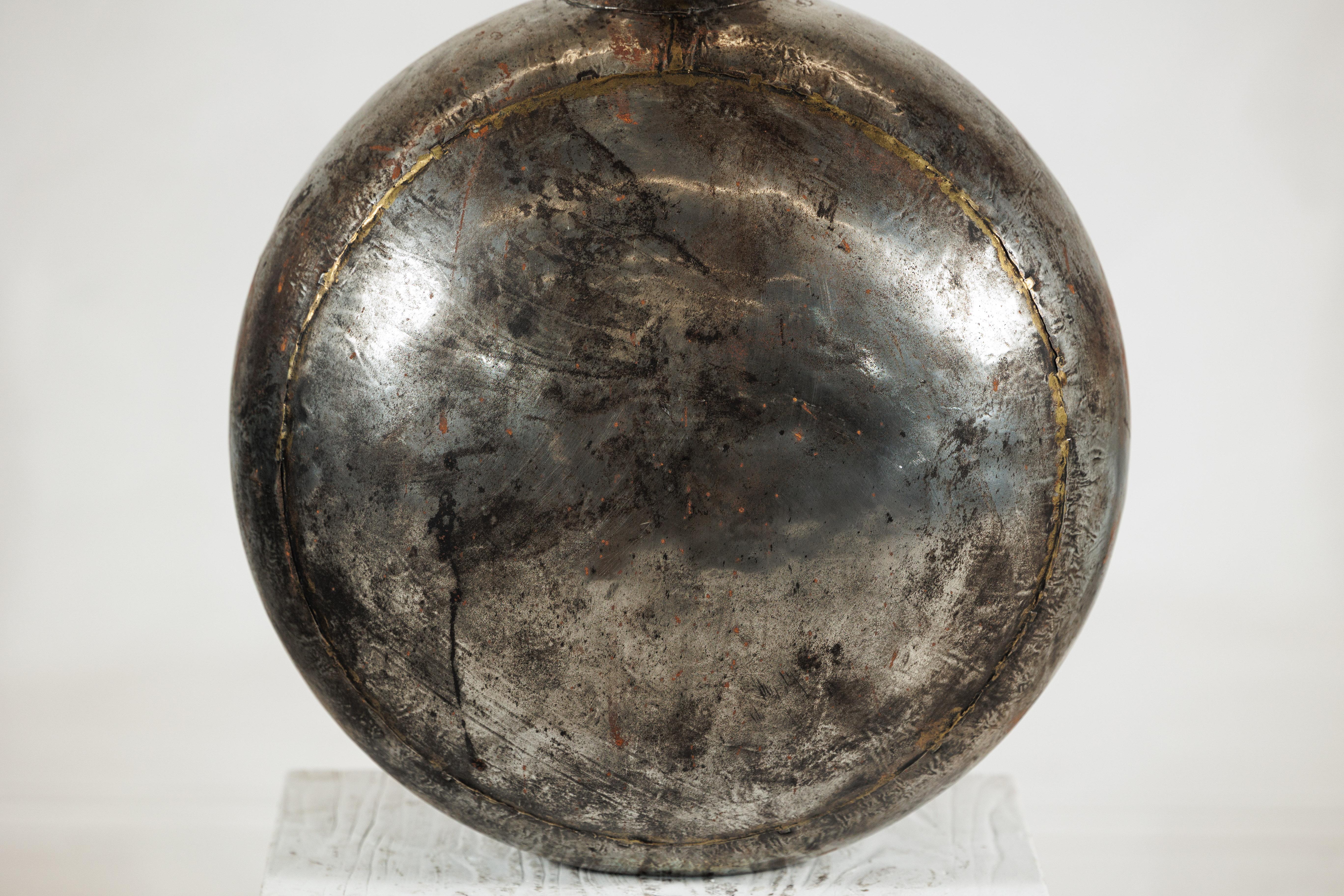 Vaso d'acqua indiano d'epoca in metallo con corpo circolare e piano di sughero in legno In condizioni buone in vendita a Yonkers, NY
