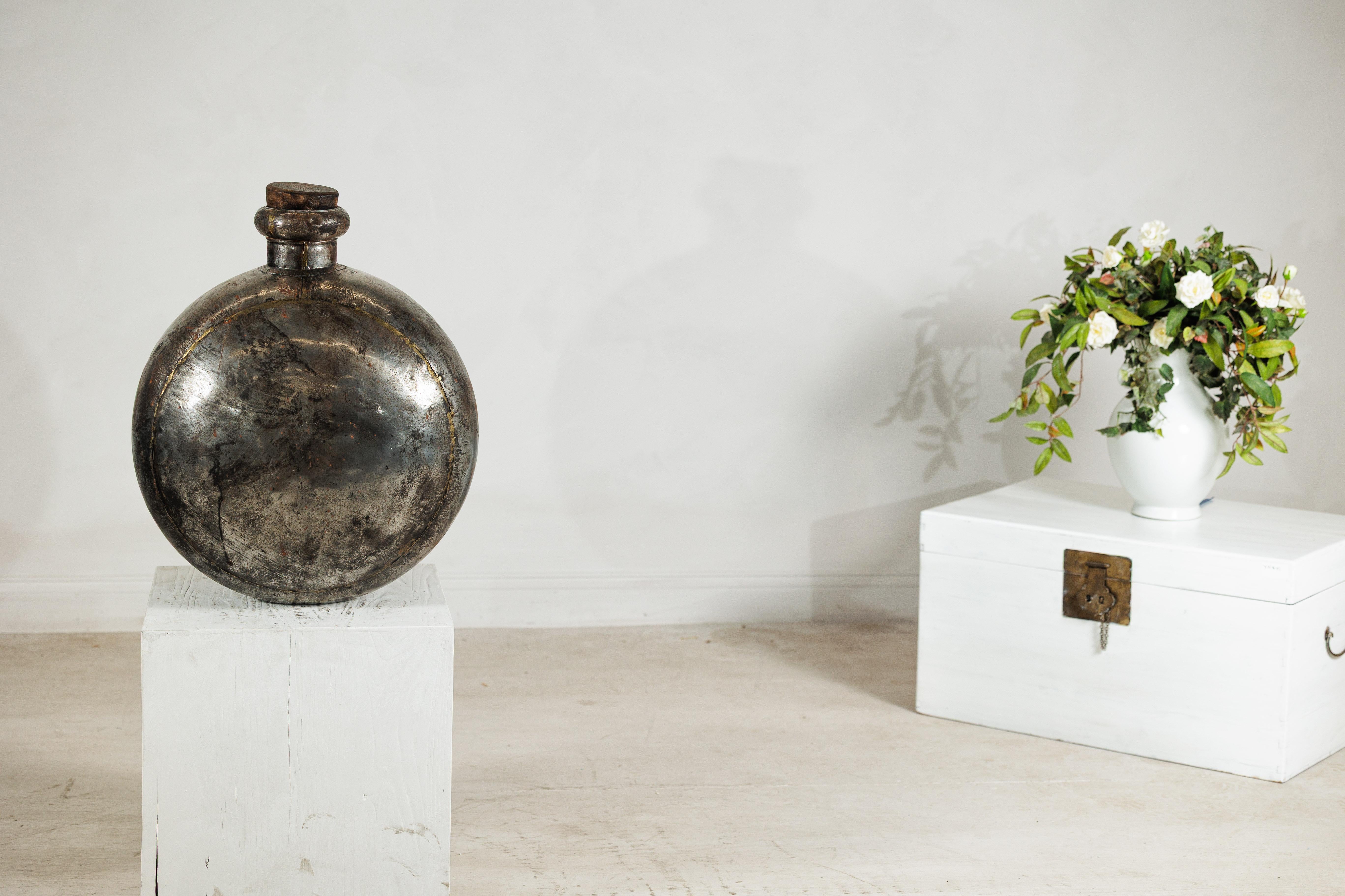 XX secolo Vaso d'acqua indiano d'epoca in metallo con corpo circolare e piano di sughero in legno in vendita