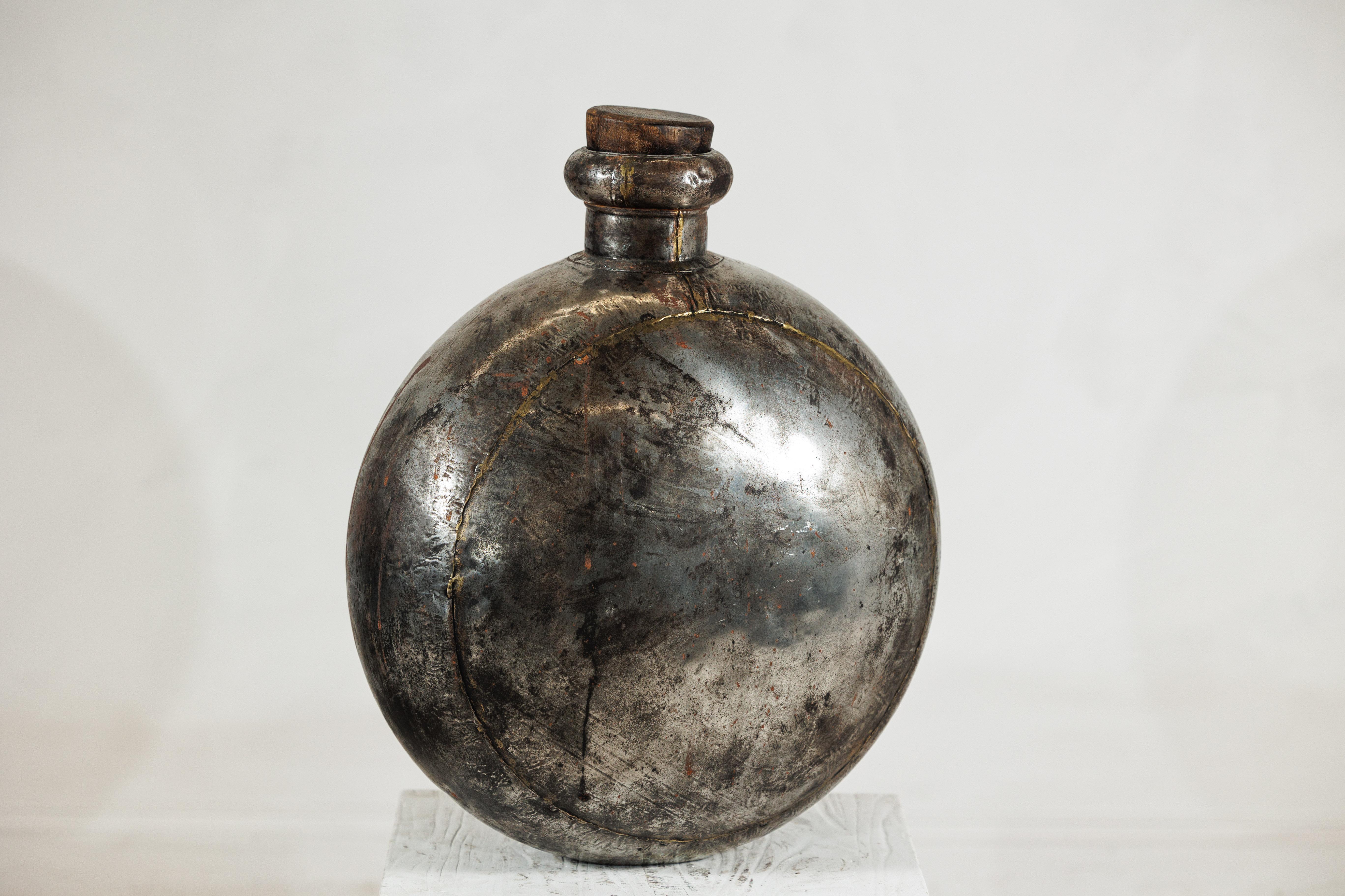 Metallo Vaso d'acqua indiano d'epoca in metallo con corpo circolare e piano di sughero in legno in vendita