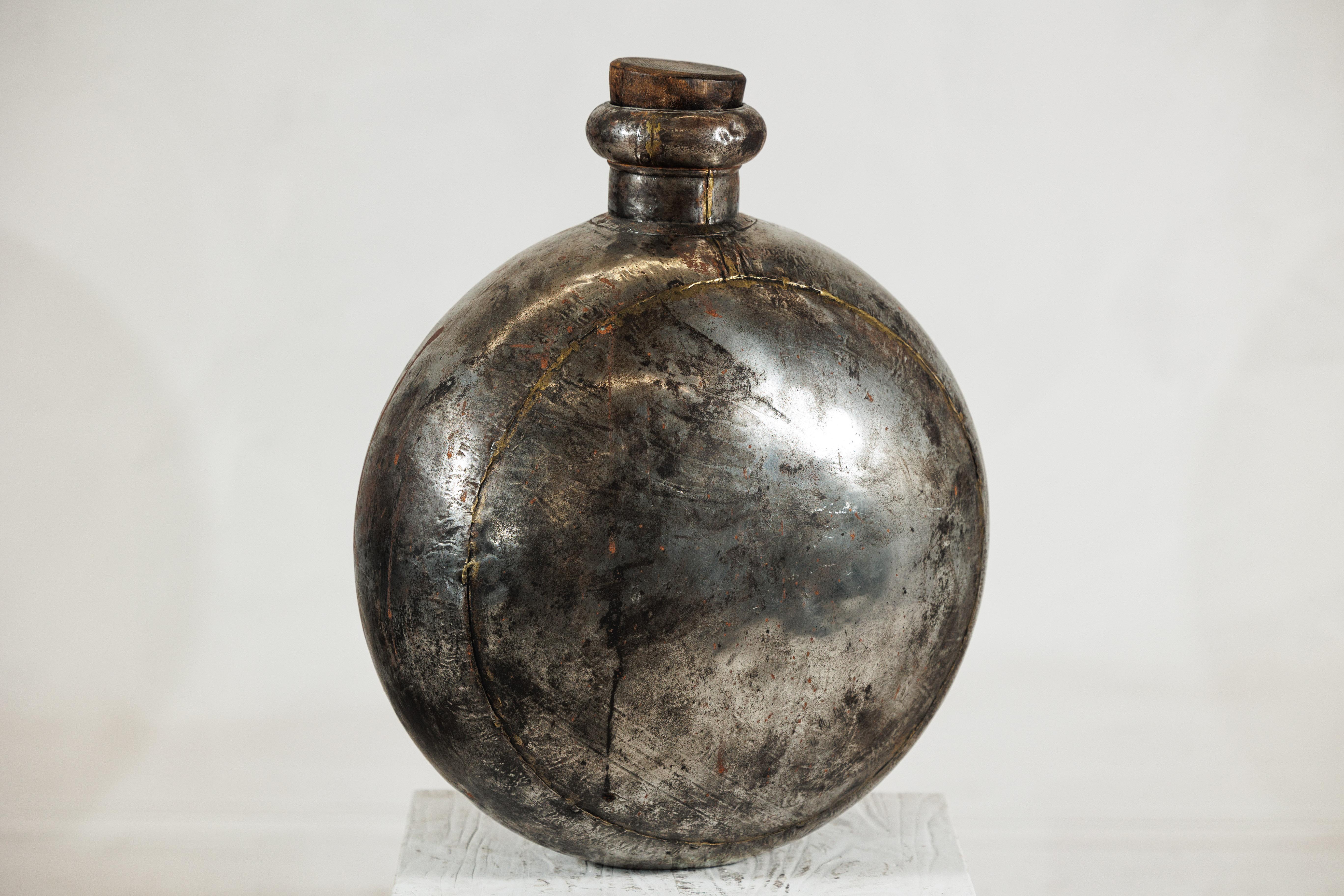 Vaso d'acqua indiano d'epoca in metallo con corpo circolare e piano di sughero in legno in vendita 1