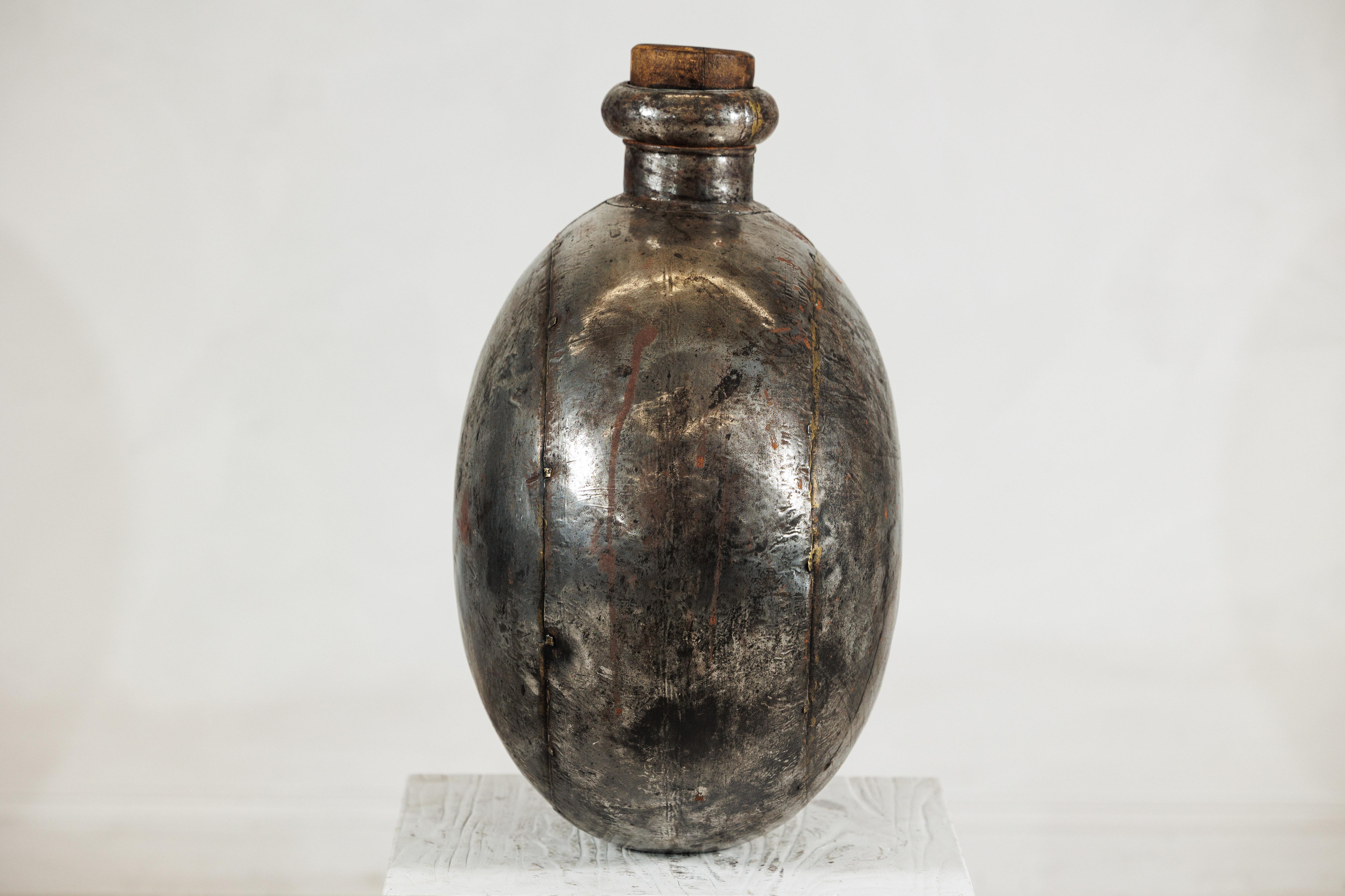 Vaso d'acqua indiano d'epoca in metallo con corpo circolare e piano di sughero in legno in vendita 2