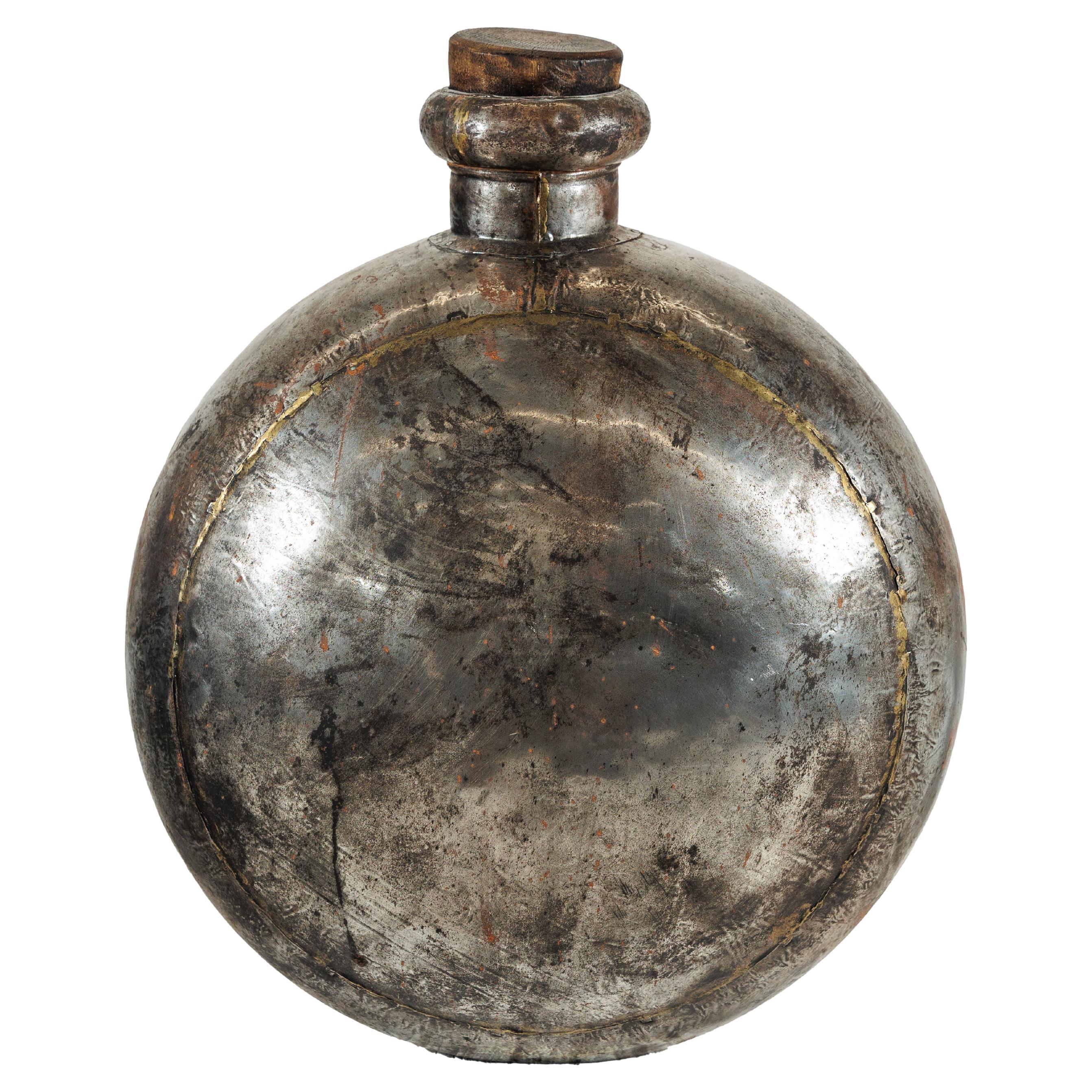Vaso d'acqua indiano d'epoca in metallo con corpo circolare e piano di sughero in legno in vendita