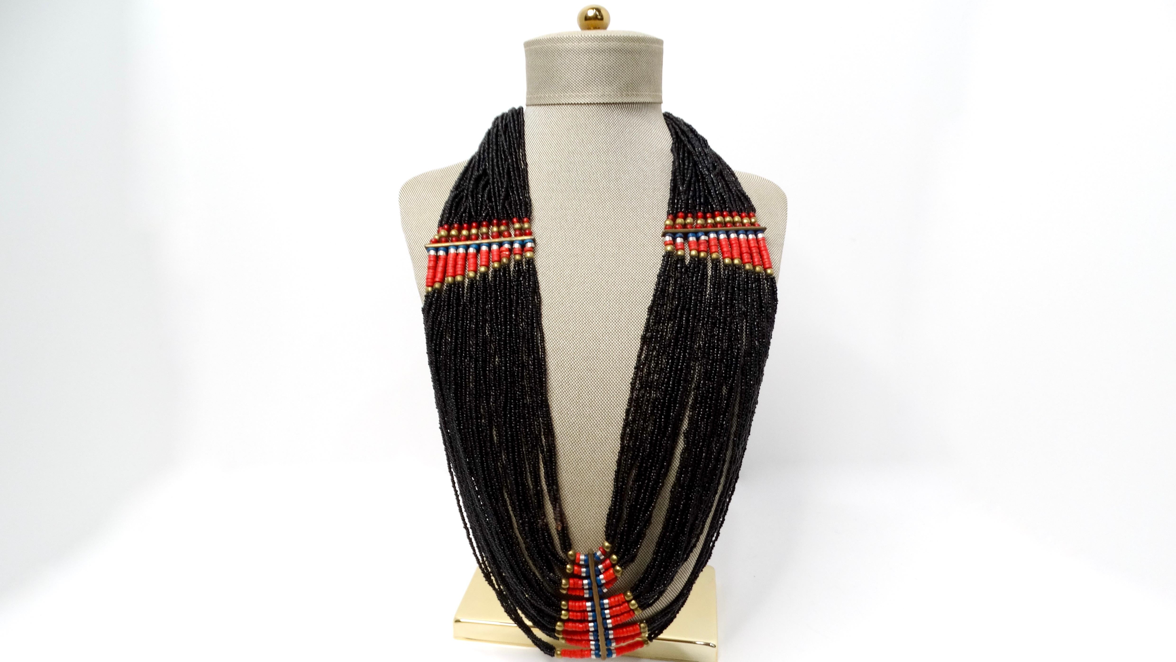 Die Vintage Naga Tribal Multi-Strand Black Beaded Necklace ist ein atemberaubendes Stück, das kulturelles Erbe mit modernem Stil verbindet. Diese exquisit gefertigte Halskette besteht aus einer Reihe von schwarzen Strängen, die mit leuchtend roten,
