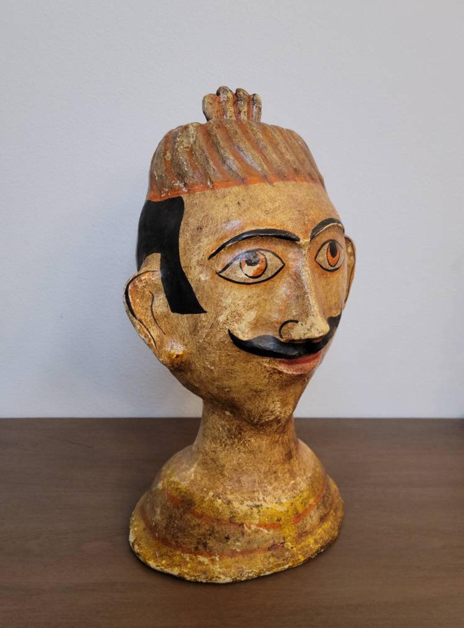 Très grand et absolument charmant portrait en papier mâché d'un Maharajah (Raja ou prince noble indien). 

Né en Inde, vers 1960, la décoration polychrome richement détaillée peinte à la main, la qualité de sculpture tridimensionnelle