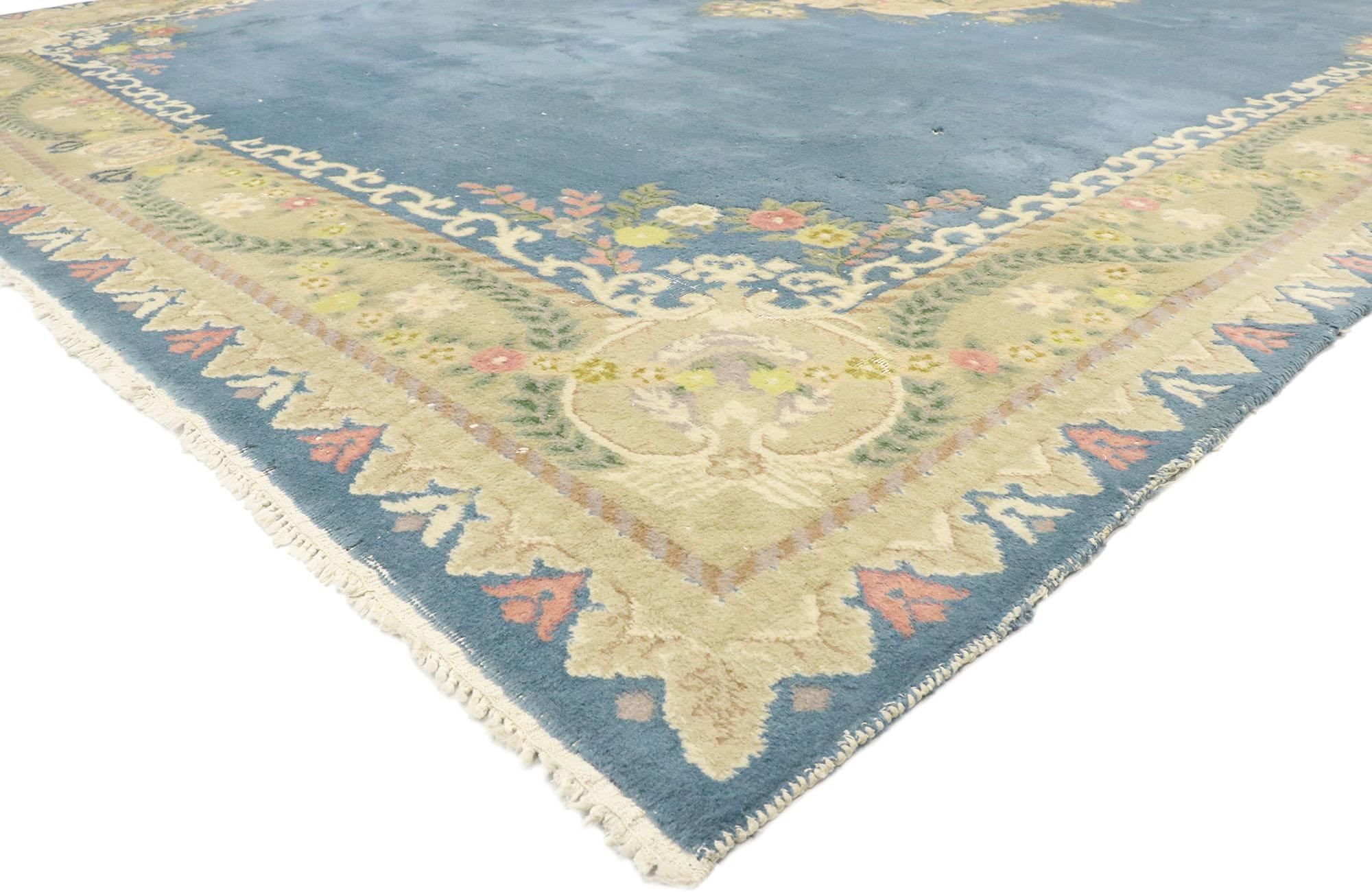 77509 Tapis indien floral bleu vintage, 11'09 x 17'10. Les tapis indiens vintage noués à la main sont des tapis artisanaux fabriqués selon une technique de tissage traditionnelle qui consiste à faire des nœuds individuels pour créer le velours du