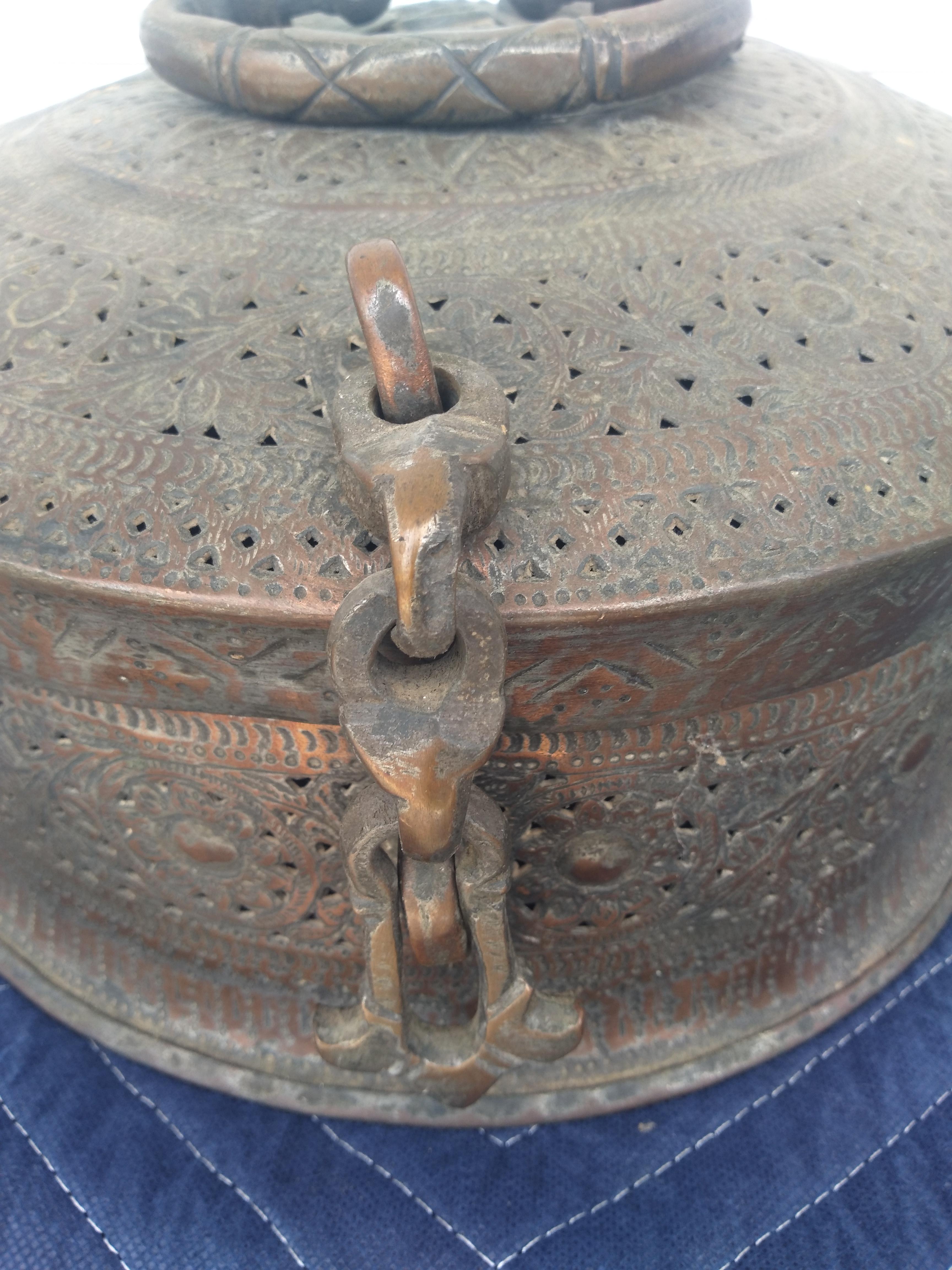 Indien Boîte indienne Pan Daen percée ronde en cuivre teinté en vente