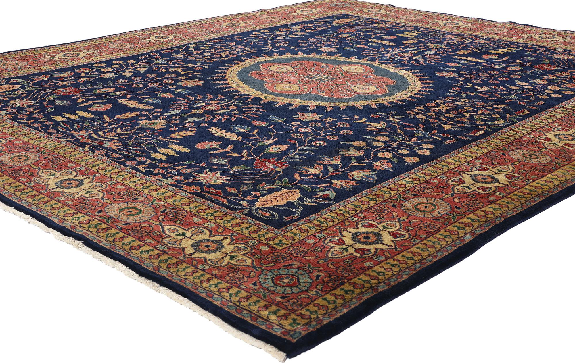 79007 Tappeto Sarouk indiano vintage, 07'11 x 09'08. Questo tappeto Sarouk indiano vintage in lana annodato a mano è un esempio straordinario della ricca maestria e della bellezza senza tempo che caratterizza le tradizioni di tessitura persiane. Il