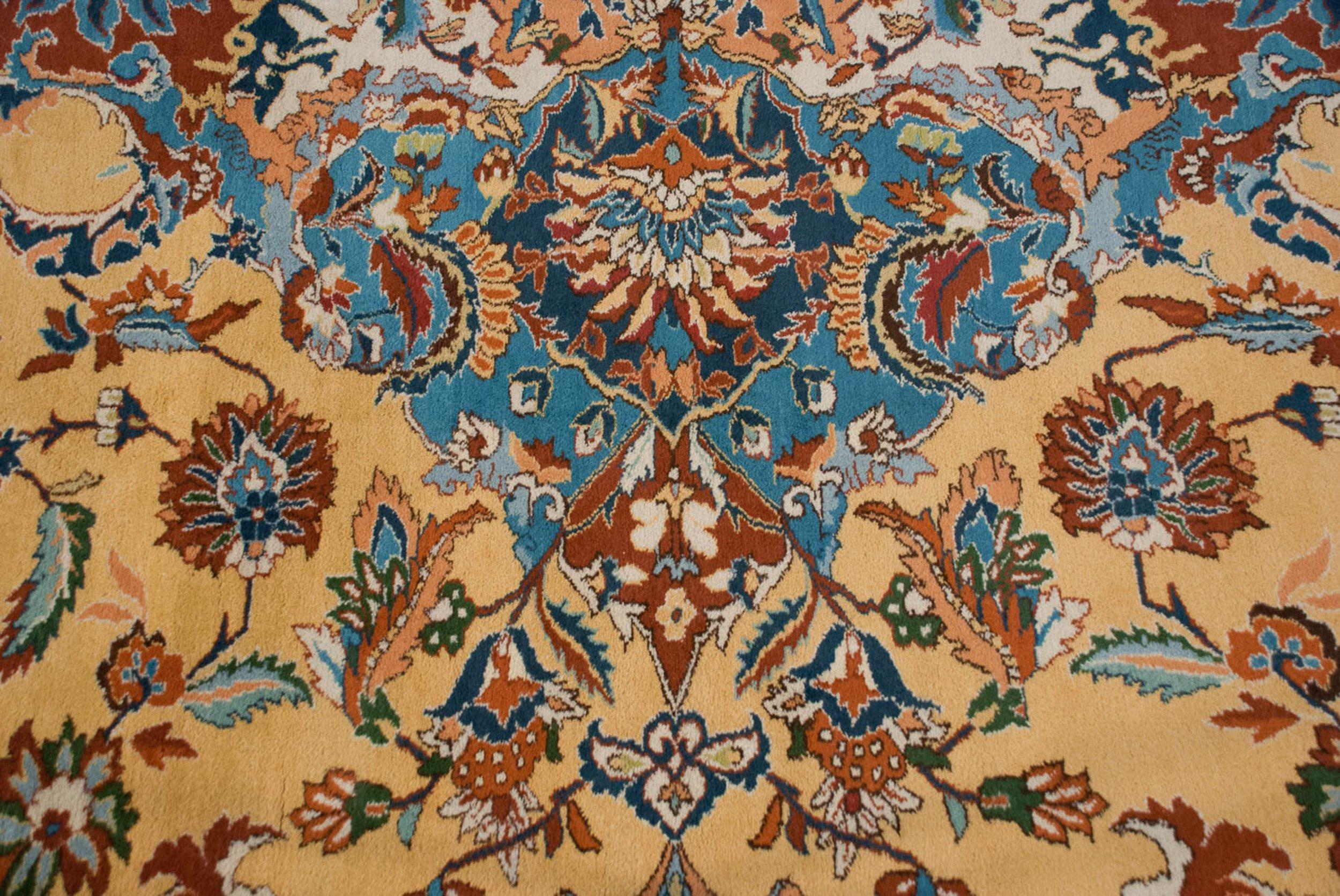 Vintage Indian Polonaise Design Carpet In Good Condition For Sale In Katonah, NY