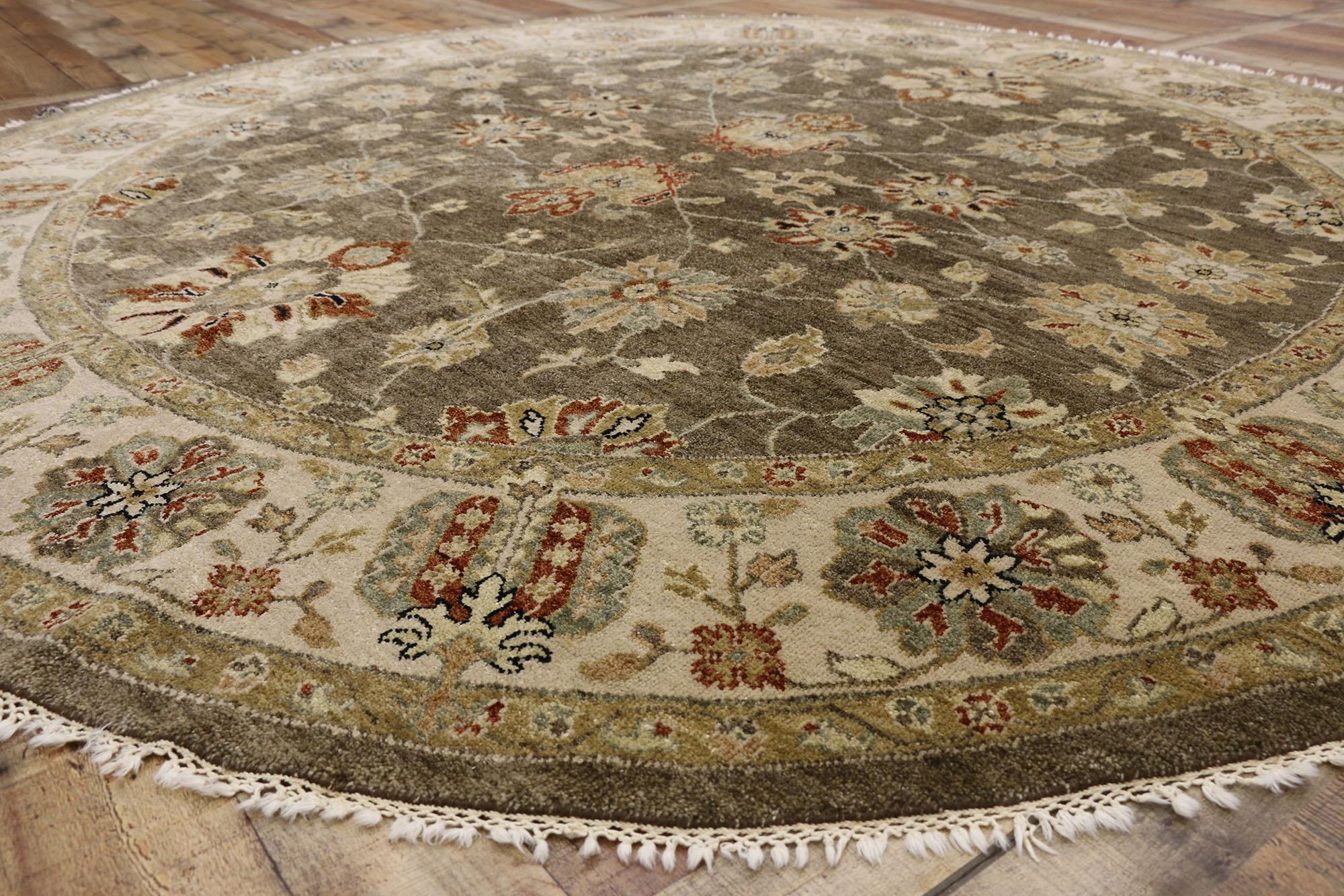 Vintage Indian Round Area Rug, Circular Rug with Arts and Crafts Style In Good Condition For Sale In Dallas, TX