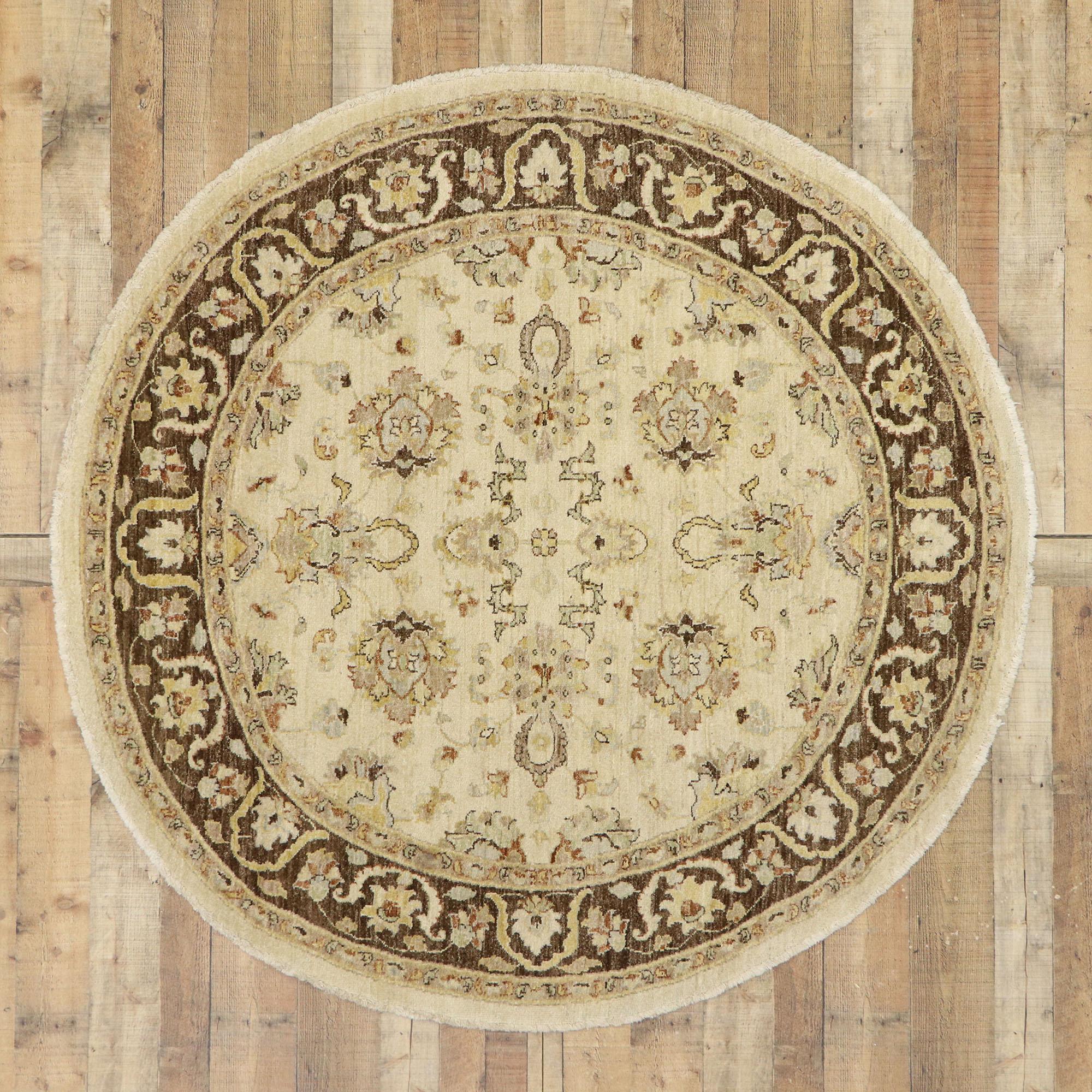 Vintage Indian Round Area Rug, Circular Rug with Warm Farmhouse Cottage Style In Good Condition In Dallas, TX