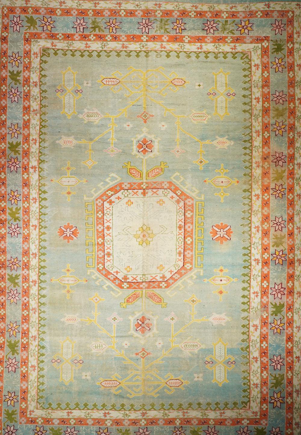 Vintage Indian Rug 12'1'' x 17'8''. In der Mitte des khakifarbenen Feldes befindet sich ein hakenförmiges, doppellagiges, meist leeres ecrufarbenes, achteckiges Medaillon, das außerdem mit goldrutengelben Knospen und verzweigten Stängeln verziert