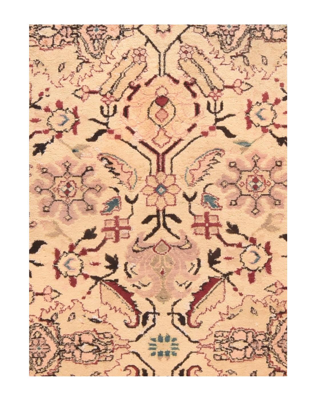 Fine Antique Agra Rug 6' x 7'9'' In Good Condition For Sale In New York, NY