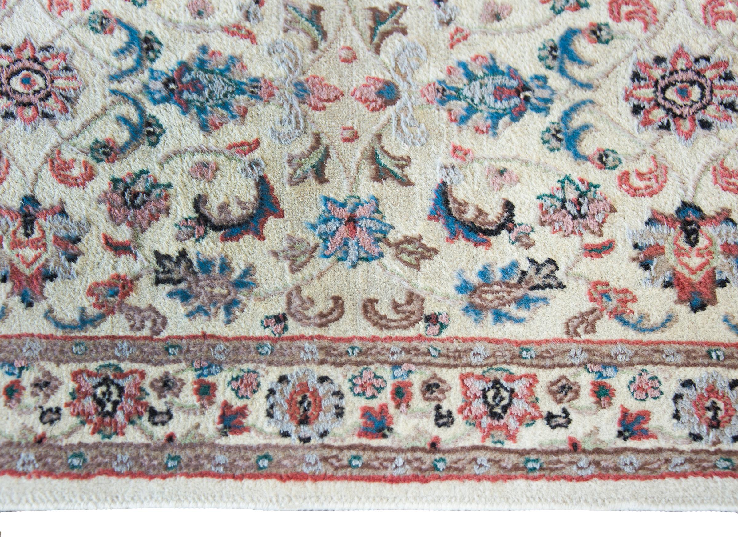 Vintage Indian Rug In Good Condition For Sale In Chicago, IL