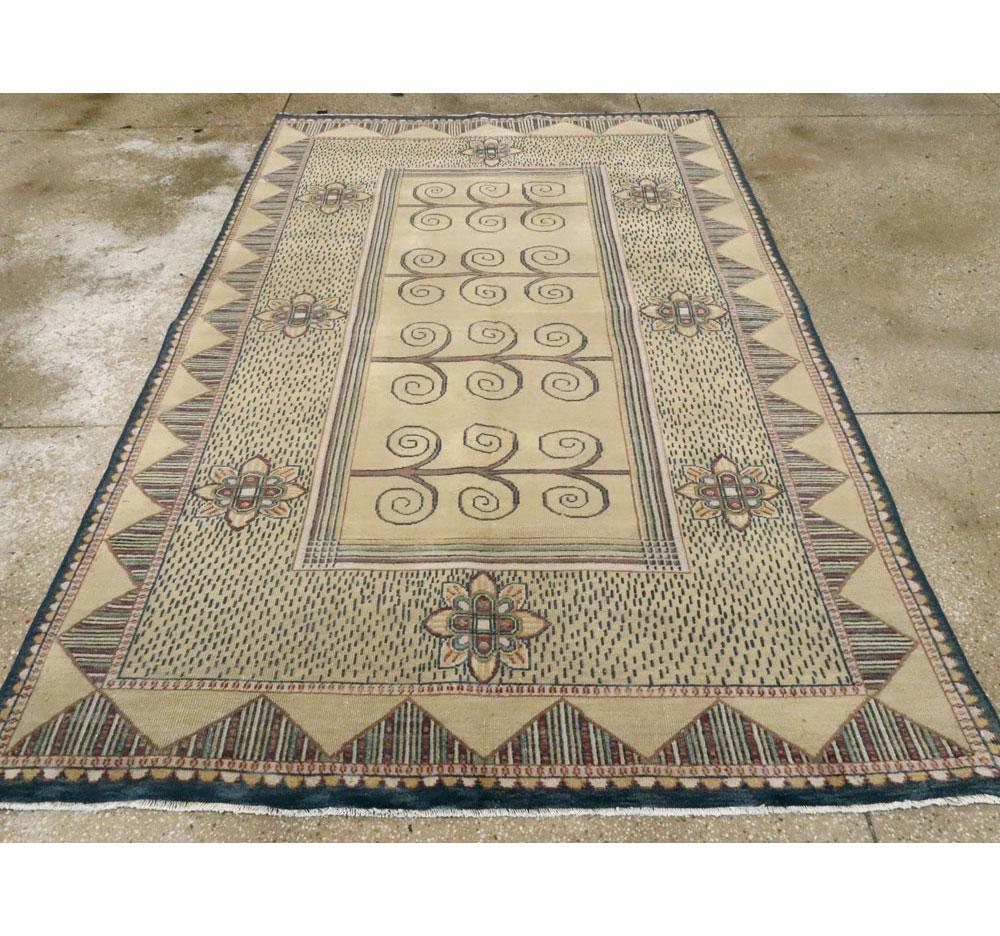 Vintage Indian Deco Style Rug In Excellent Condition For Sale In New York, NY