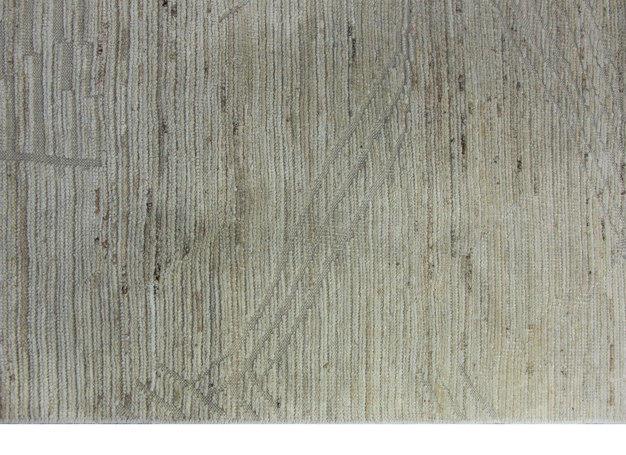 Ein schicker indischer handgeknüpfter Teppich aus dem späten 20. Jahrhundert, gewebt in verschiedenen Schattierungen von naturfarbener Wolle und mit einem modernen Streifenmuster, das in Flachgewebe gegen den Flor des Feldes gewebt ist.  
