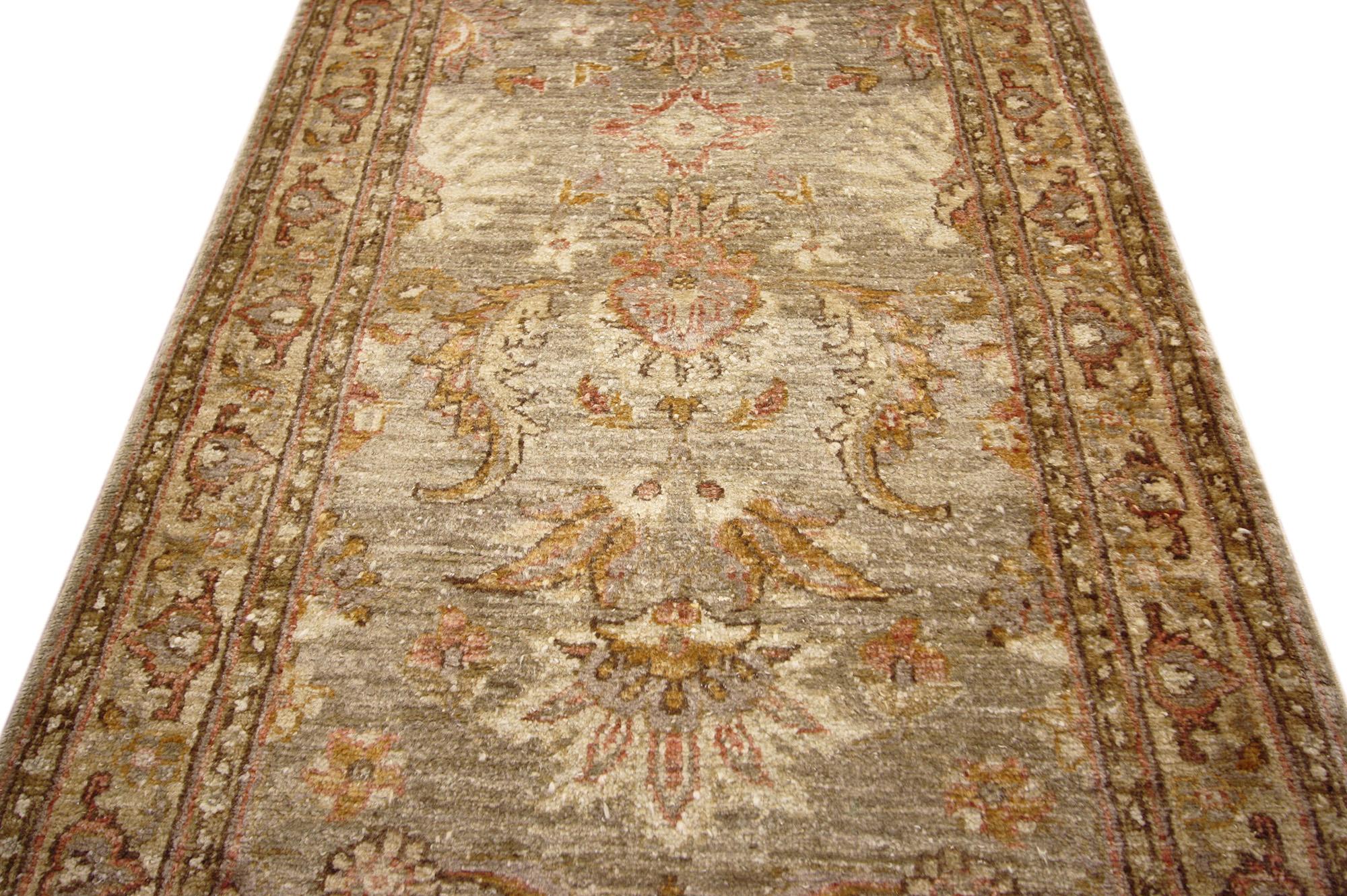 Vintage Indian Sultanabad Carpet with Traditional Style In Good Condition For Sale In Dallas, TX
