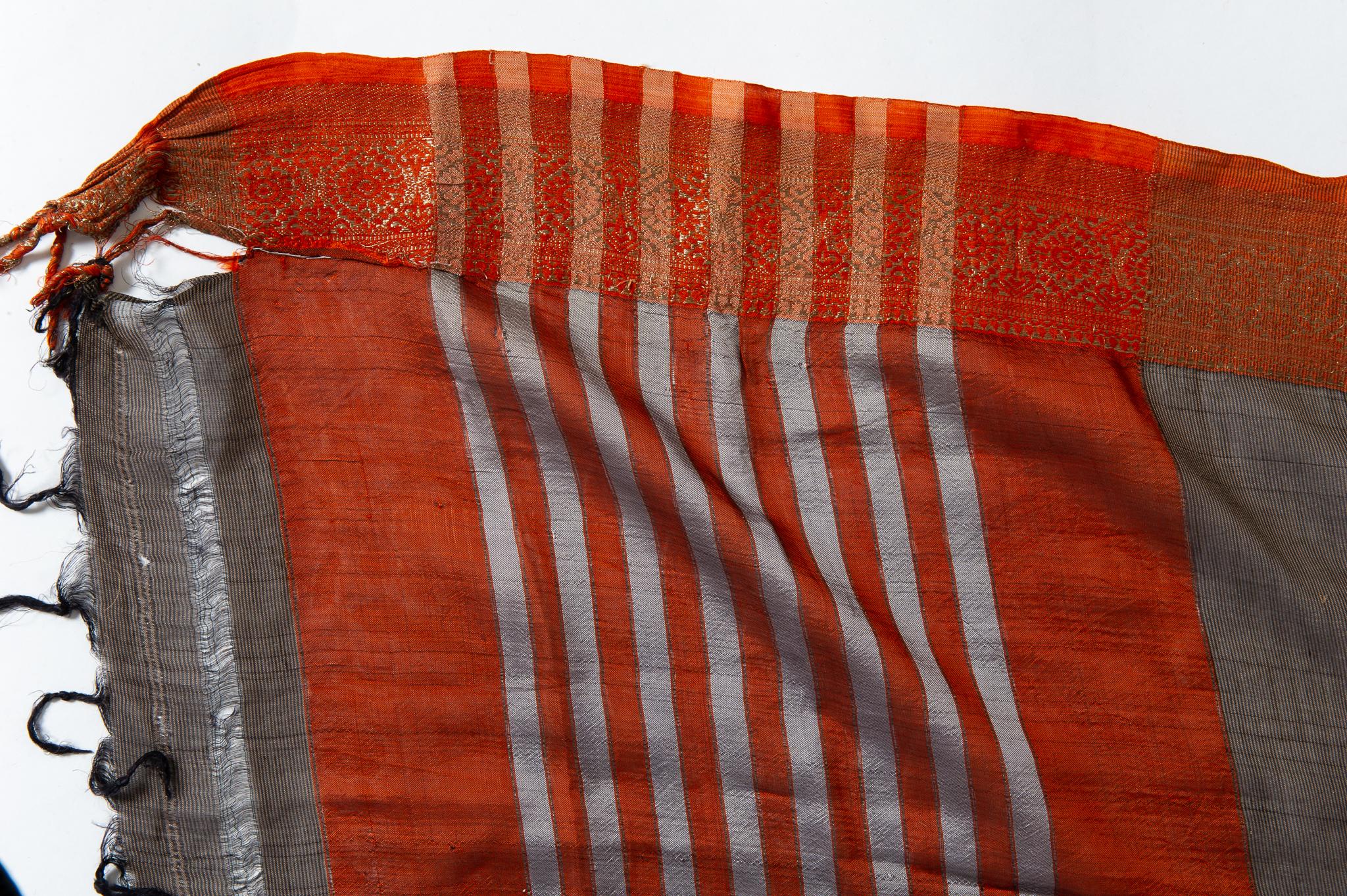  Robe de soirée indienne Sari de couleur marron, bordure rouge et or, également pour l'été en vente 1