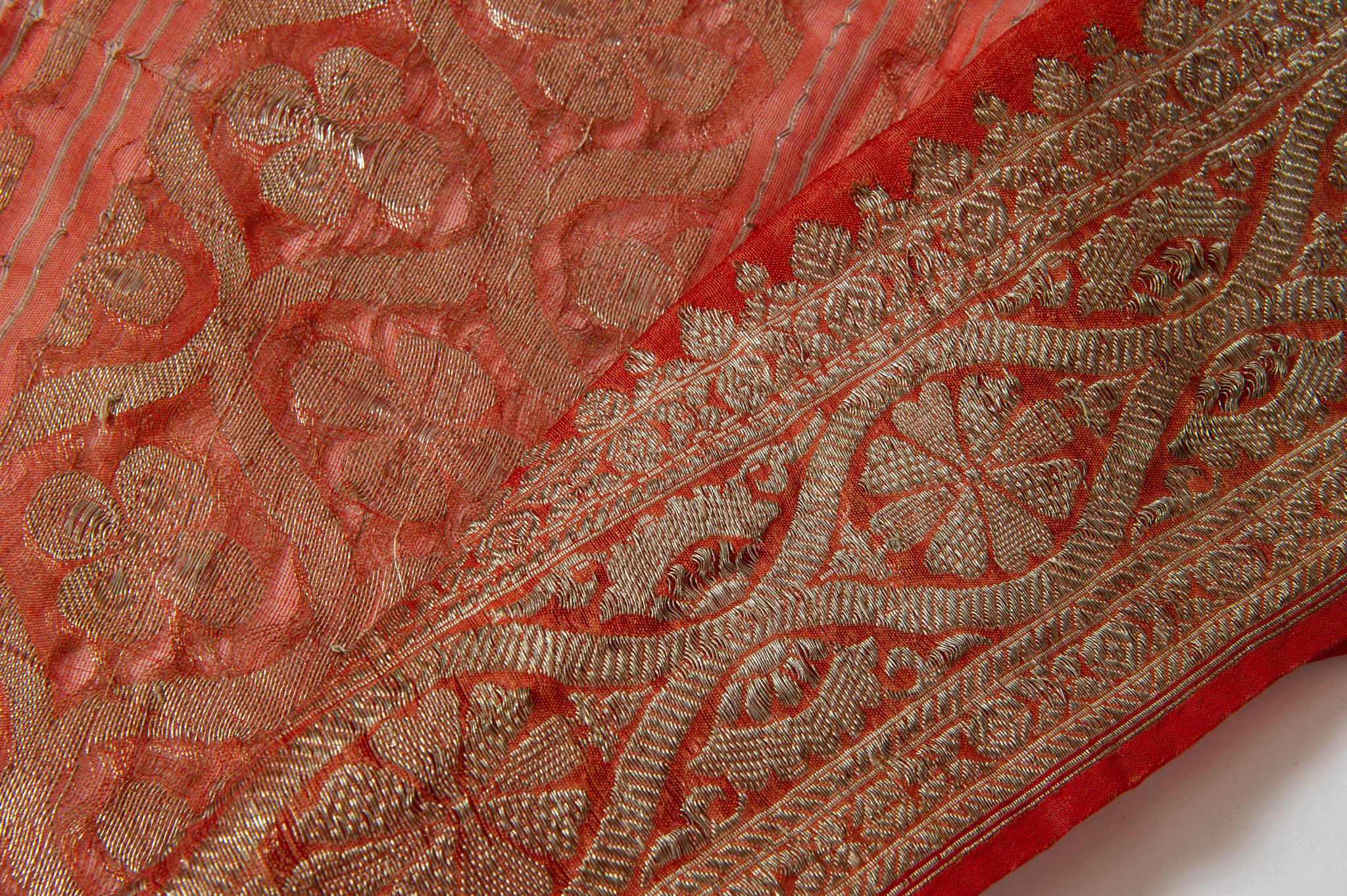 Indische Sari Koralle Farbe Neue Ideen für ungewöhnliche Vorhänge, auch (20. Jahrhundert) im Angebot