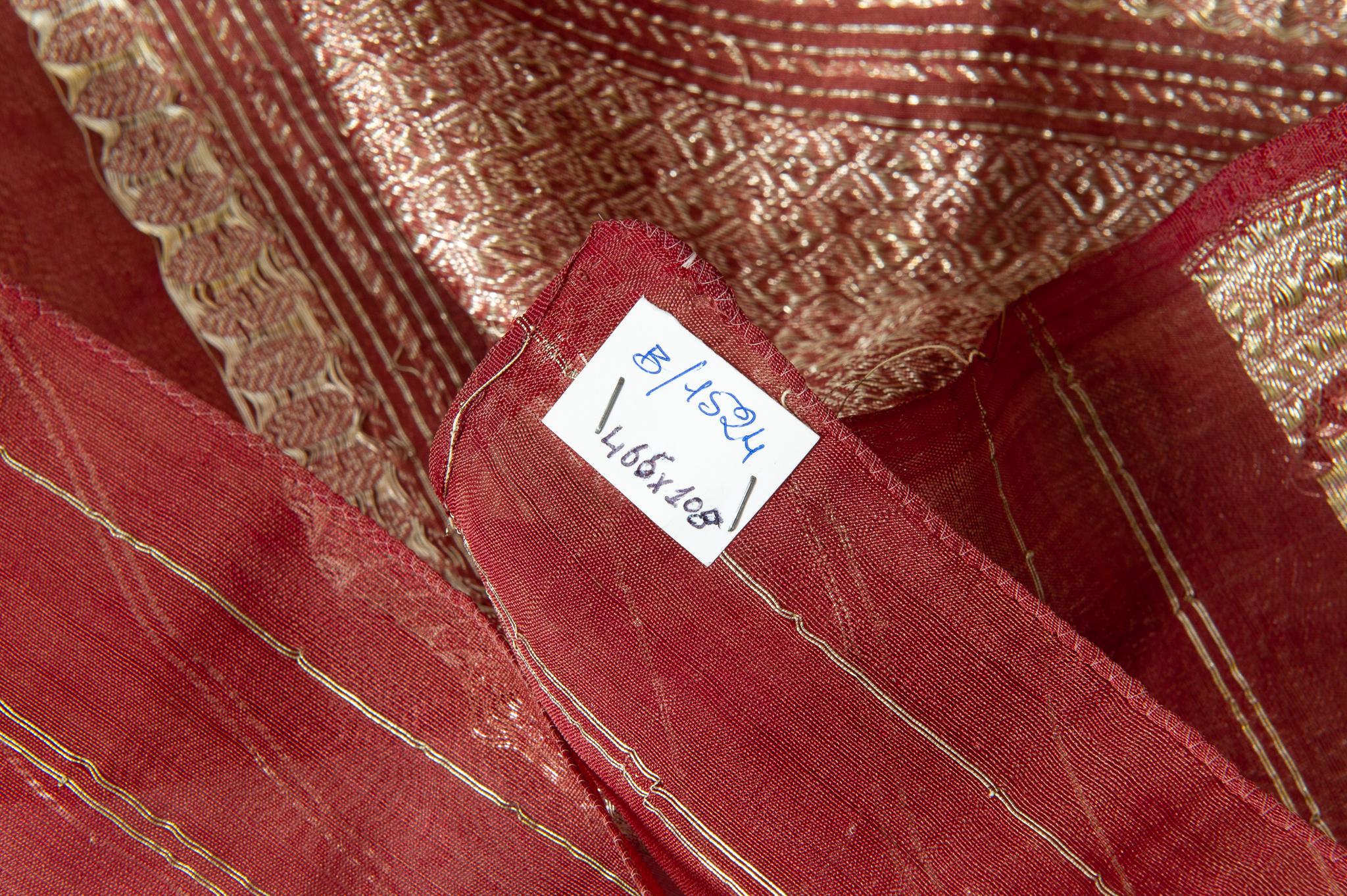 Agra Robe de soirée indienne Sari mauve vintage pour rideaux en vente