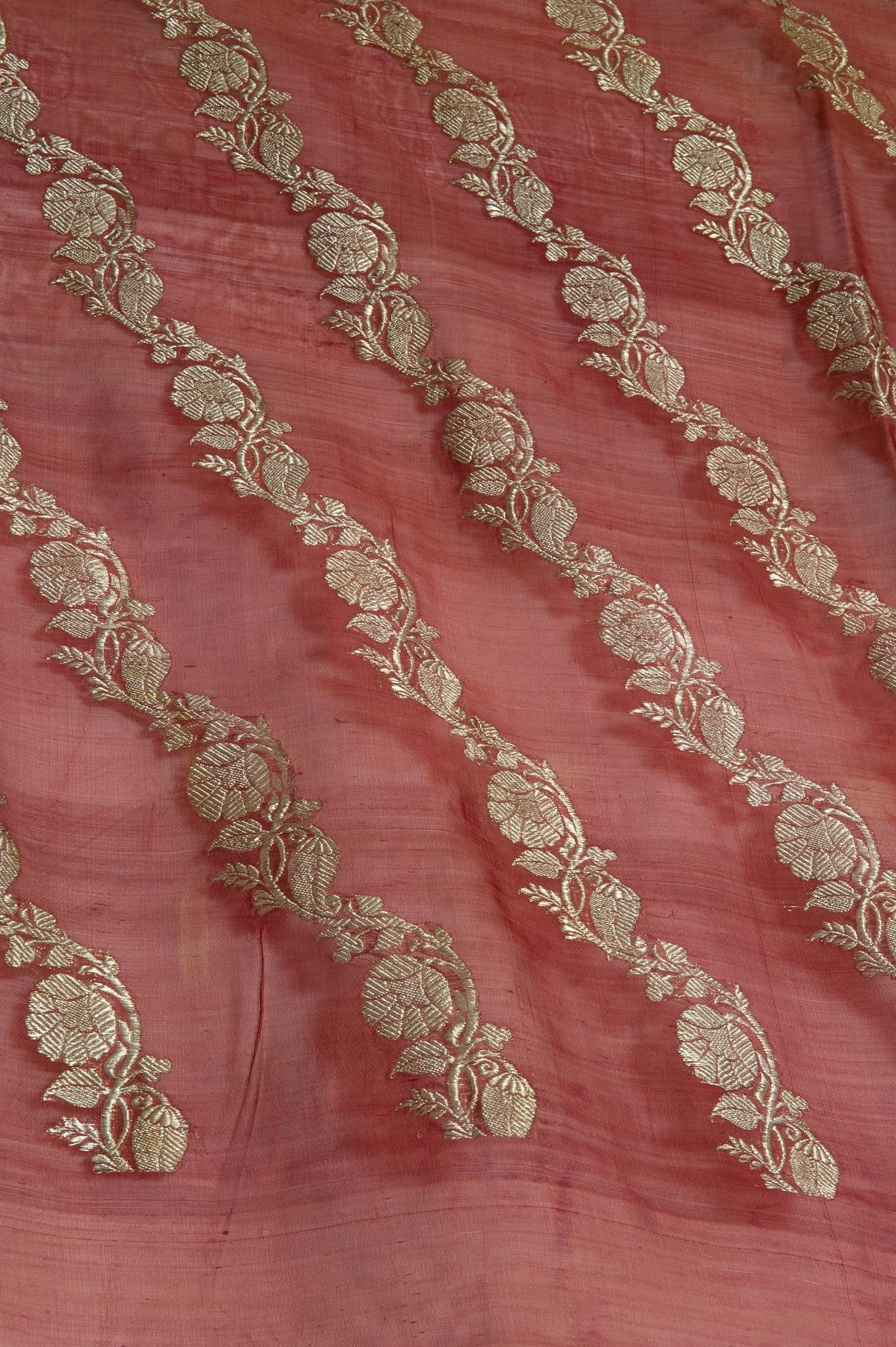 Synthétique Robe de soirée indienne Sari mauve pour rideaux ou rideaux en vente
