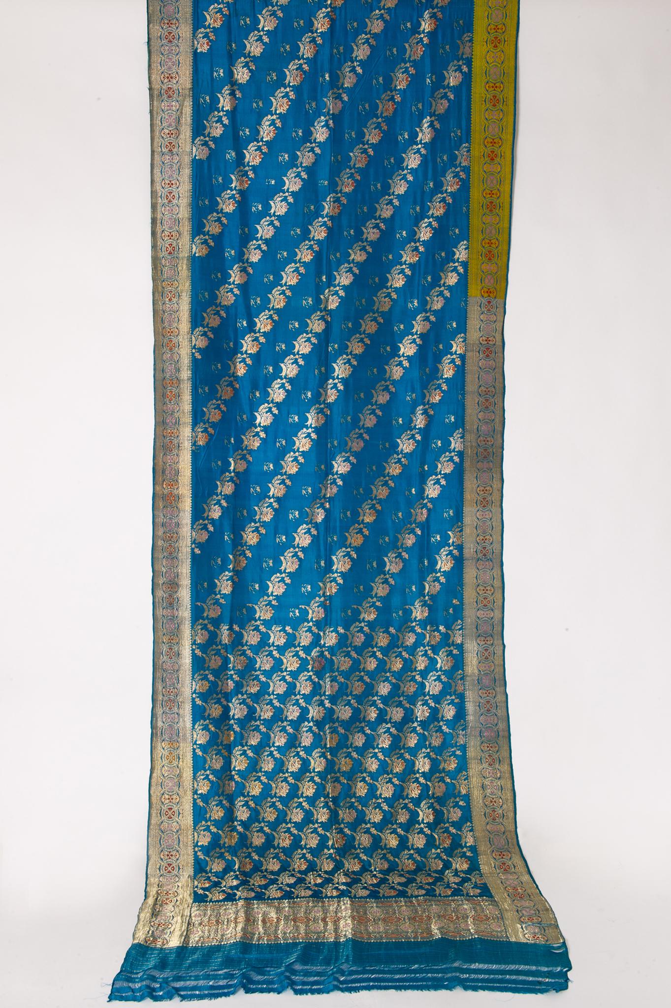 Vintage wonderful turquoise Sari, with a rich floral design: new idea for unusual curtains or an EVENING DRESS !
It has been worn, but washed. May be still spots. The tissue may be silk, but I think a little synthetic, so I tell 
