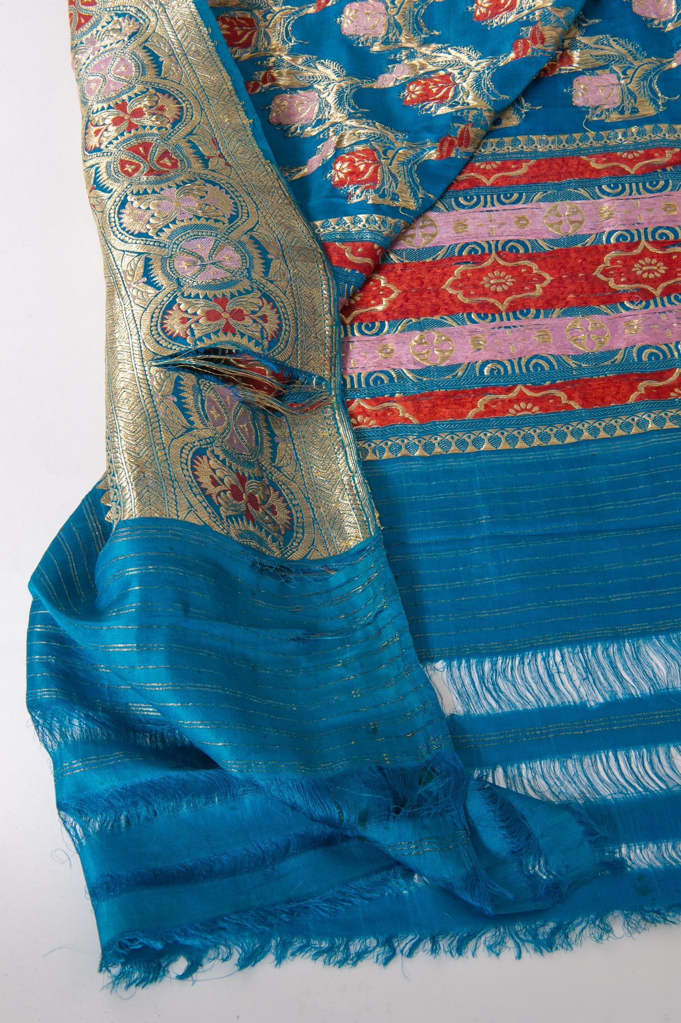 Acrylique  Turquoise Sari indienne avec un riche dessin floral, pour rideau en vente