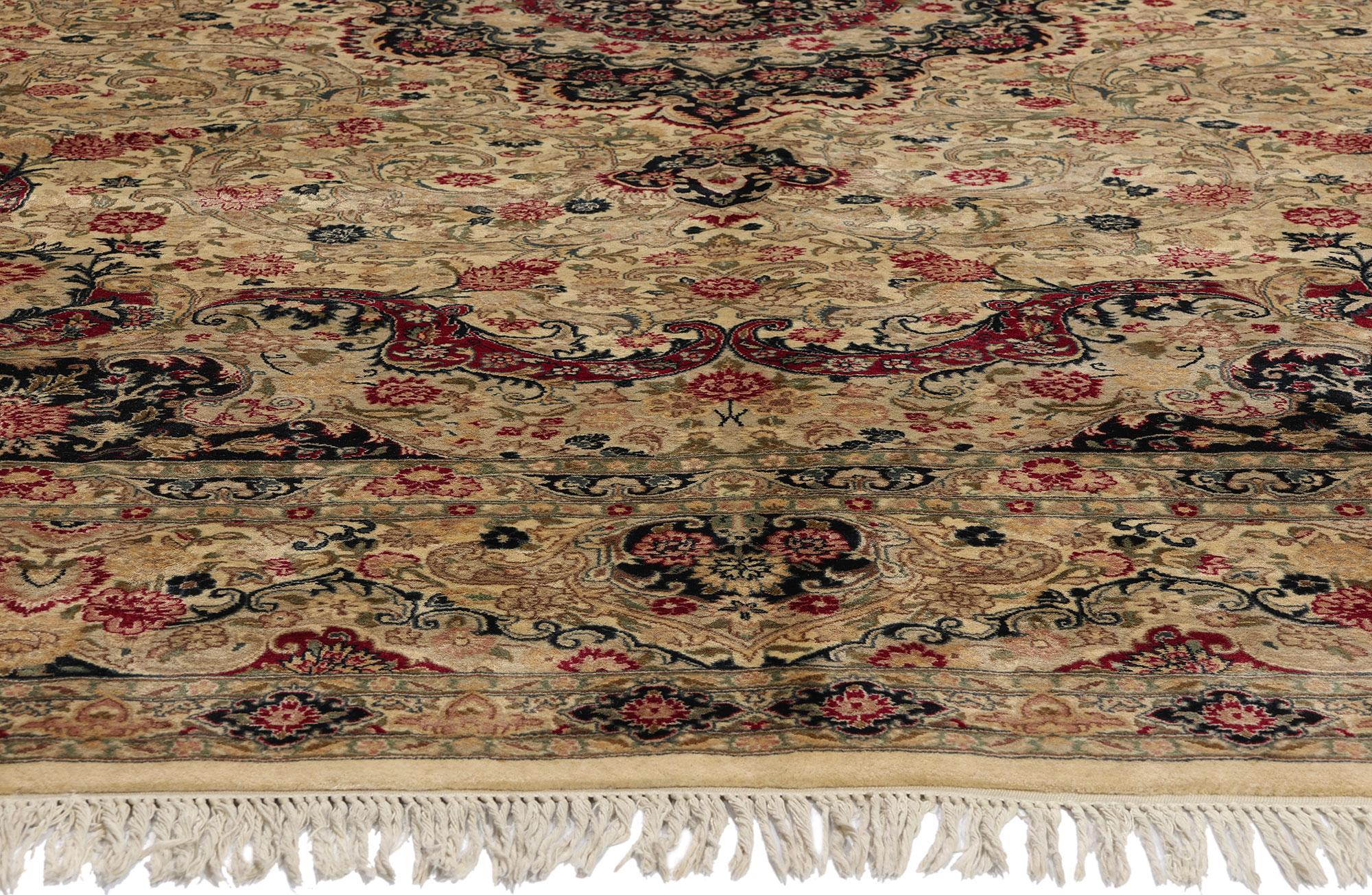 Indischer Savonnerie-Teppich im Vintage-Stil, zeitlose Eleganz trifft auf das Erbe der Renaissance im Zustand „Gut“ im Angebot in Dallas, TX