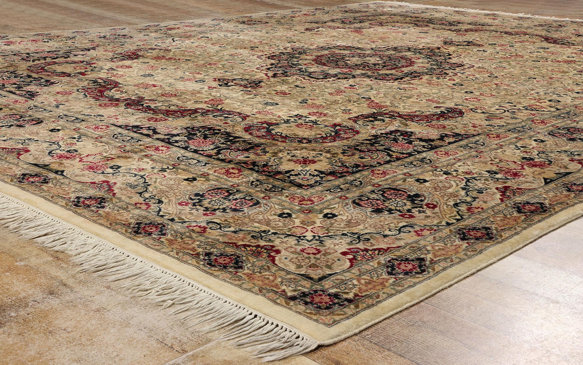 Indischer Savonnerie-Teppich im Vintage-Stil, zeitlose Eleganz trifft auf das Erbe der Renaissance im Angebot 1